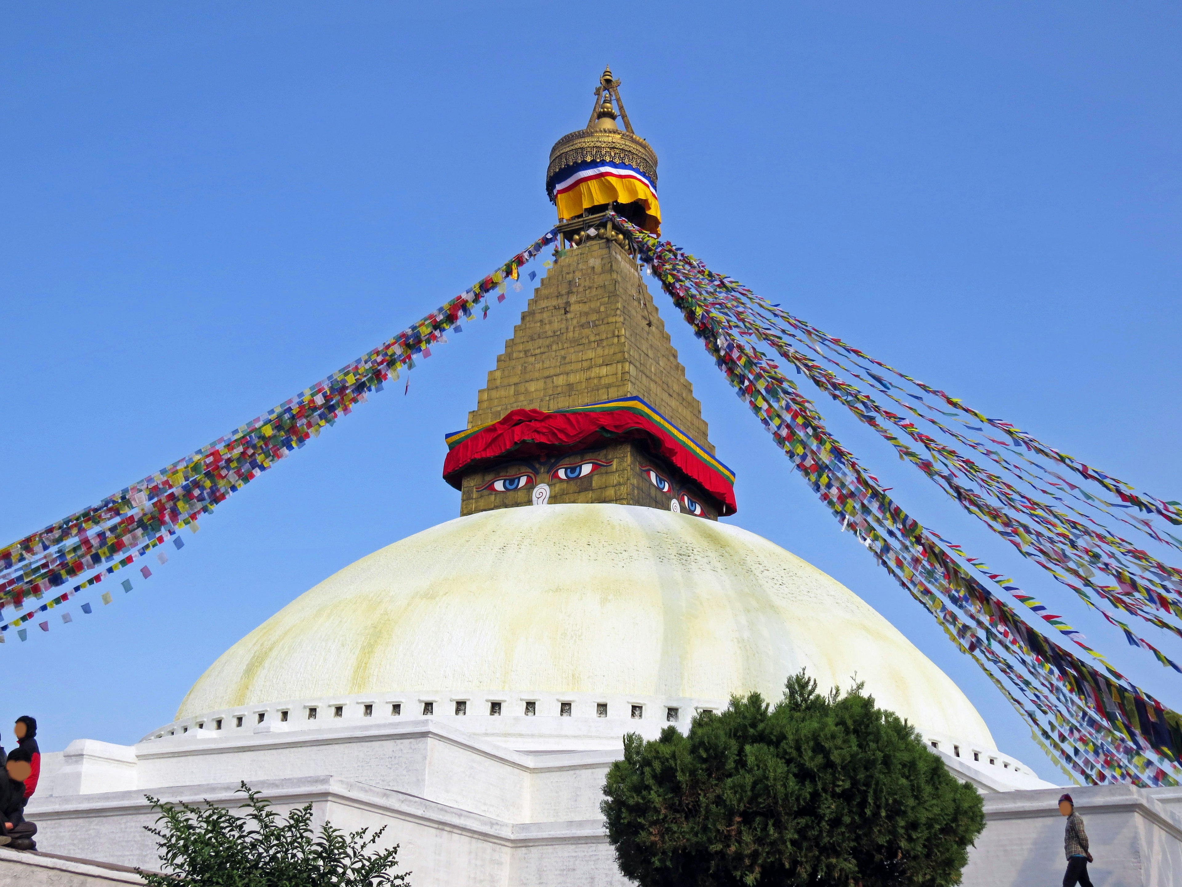 Estupa de Boudhanath con banderas de oración coloridas y parte superior dorada