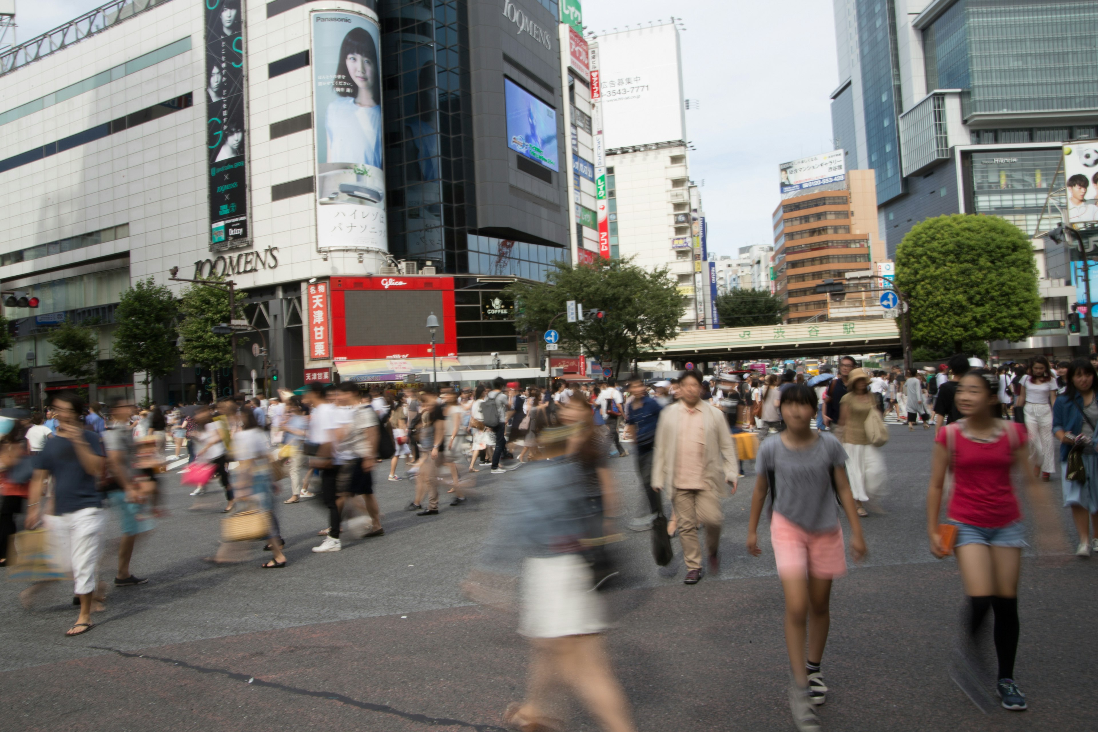 Ngã tư Shibuya đông đúc với người đi bộ và tòa nhà cao tầng