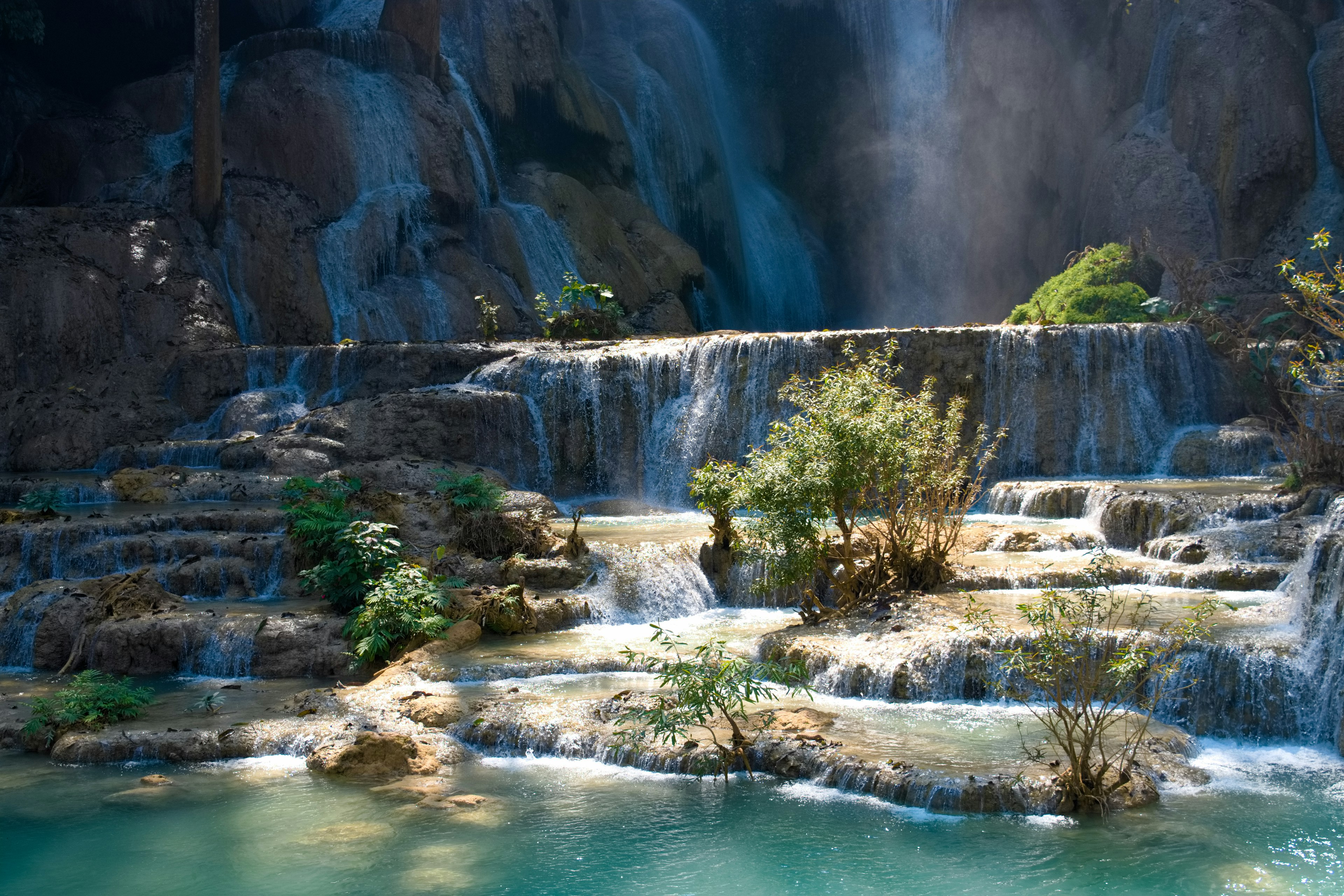 Hermosa cascada con vegetación exuberante y agua en cascada