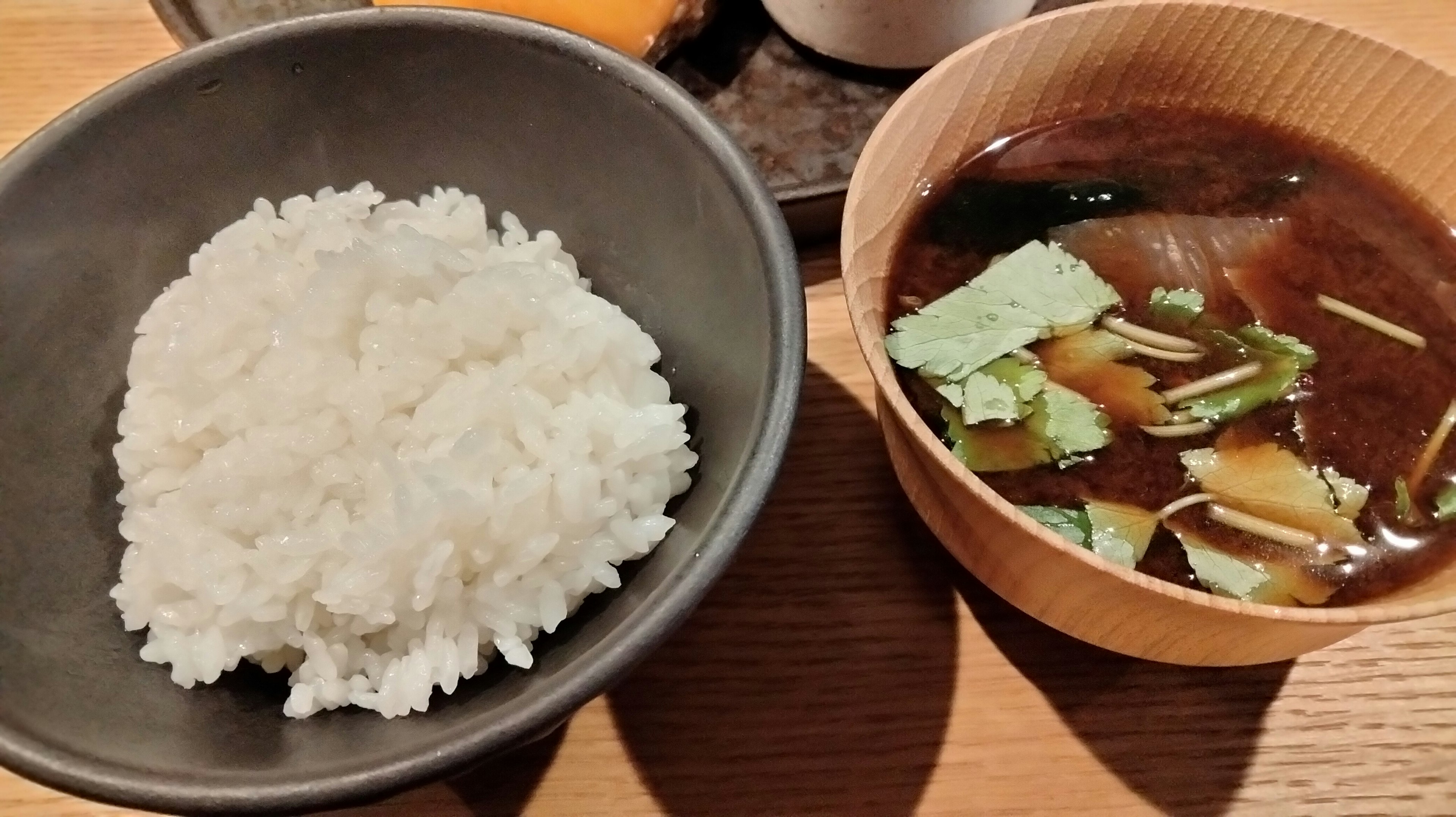 Tazón de arroz blanco y sopa miso con verduras