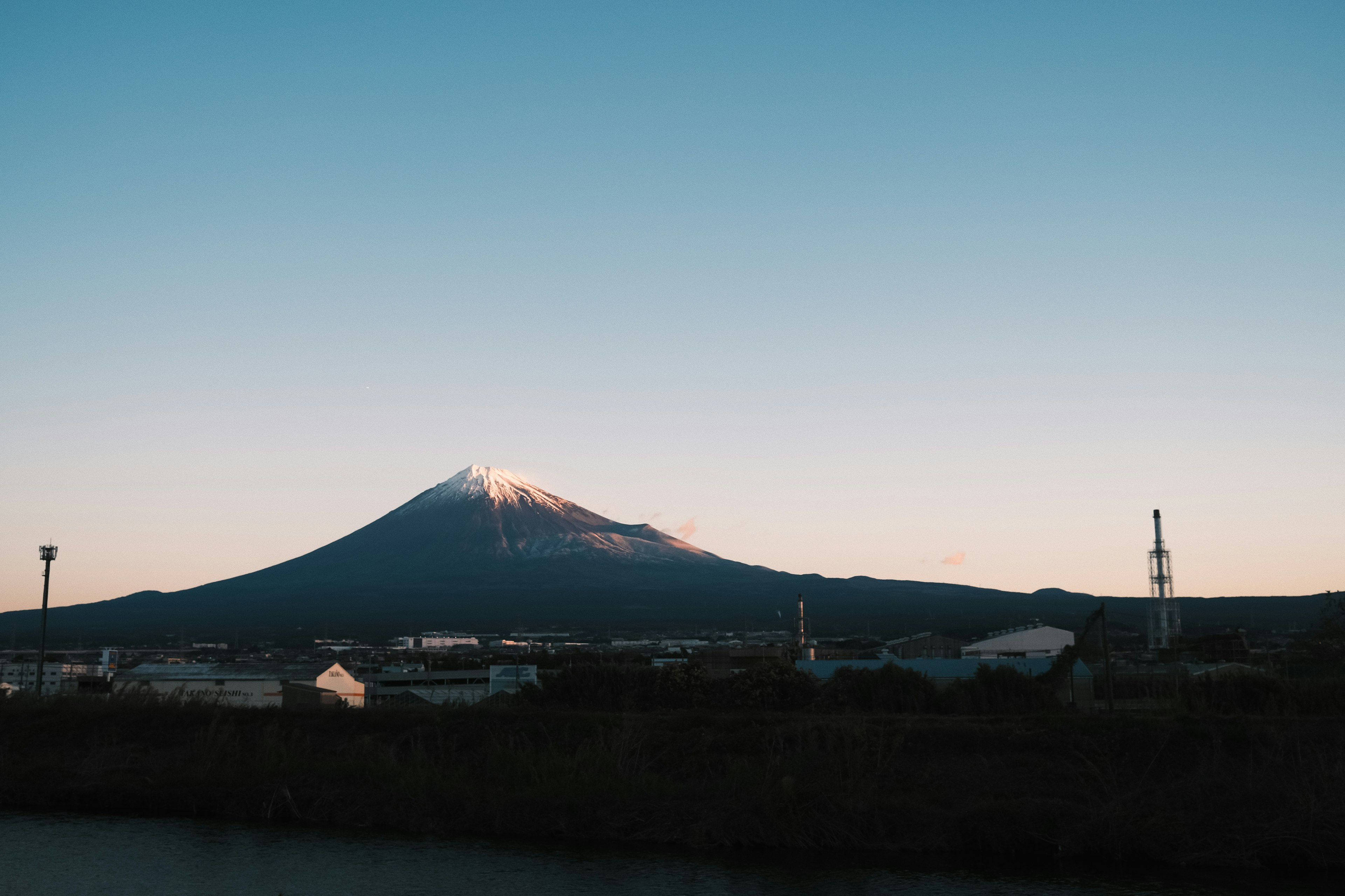 Malersicher Blick auf den Fuji bei Sonnenuntergang mit klarem Himmel