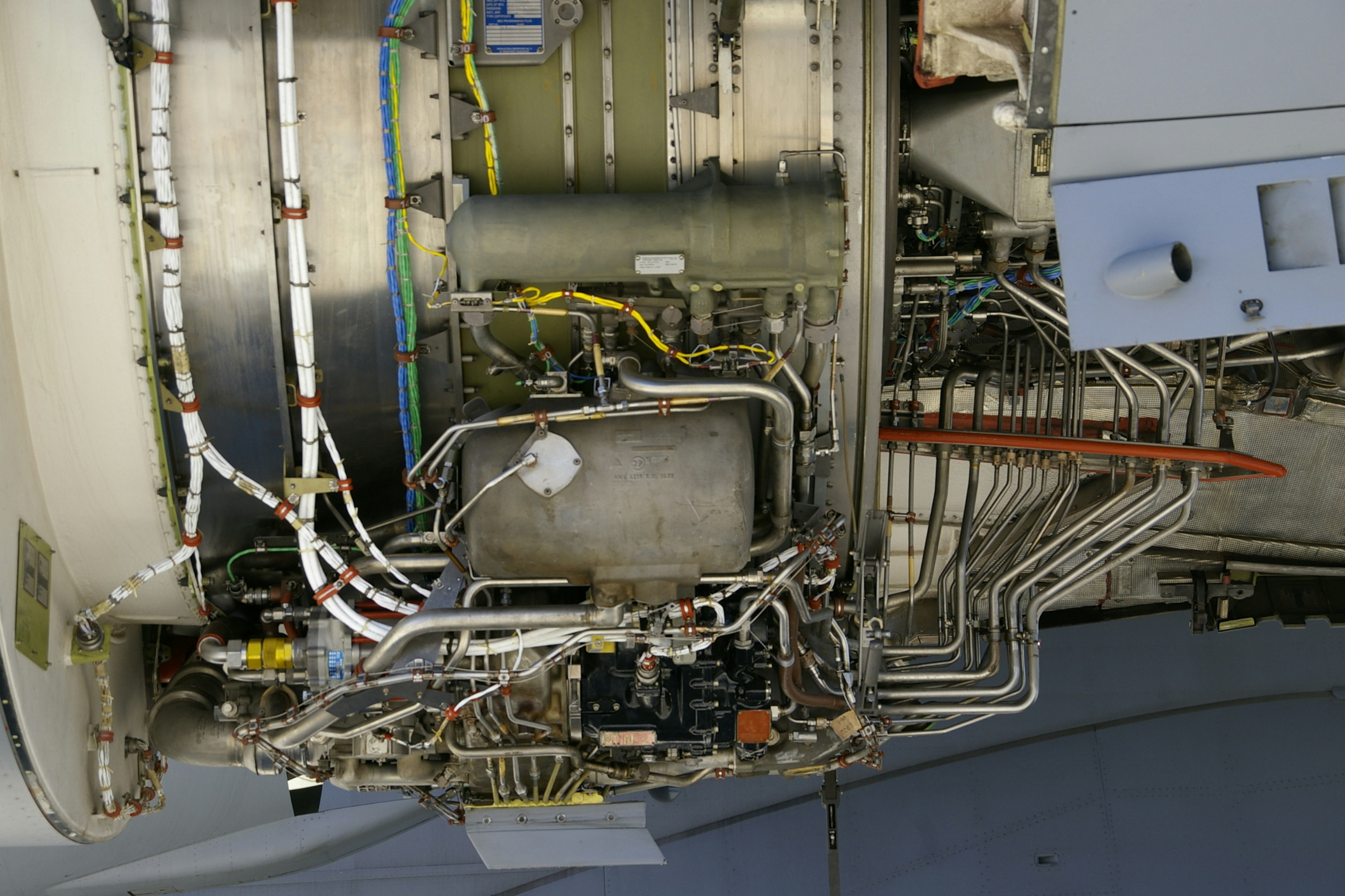 Imagen que muestra la estructura interna y el cableado de un motor de avión