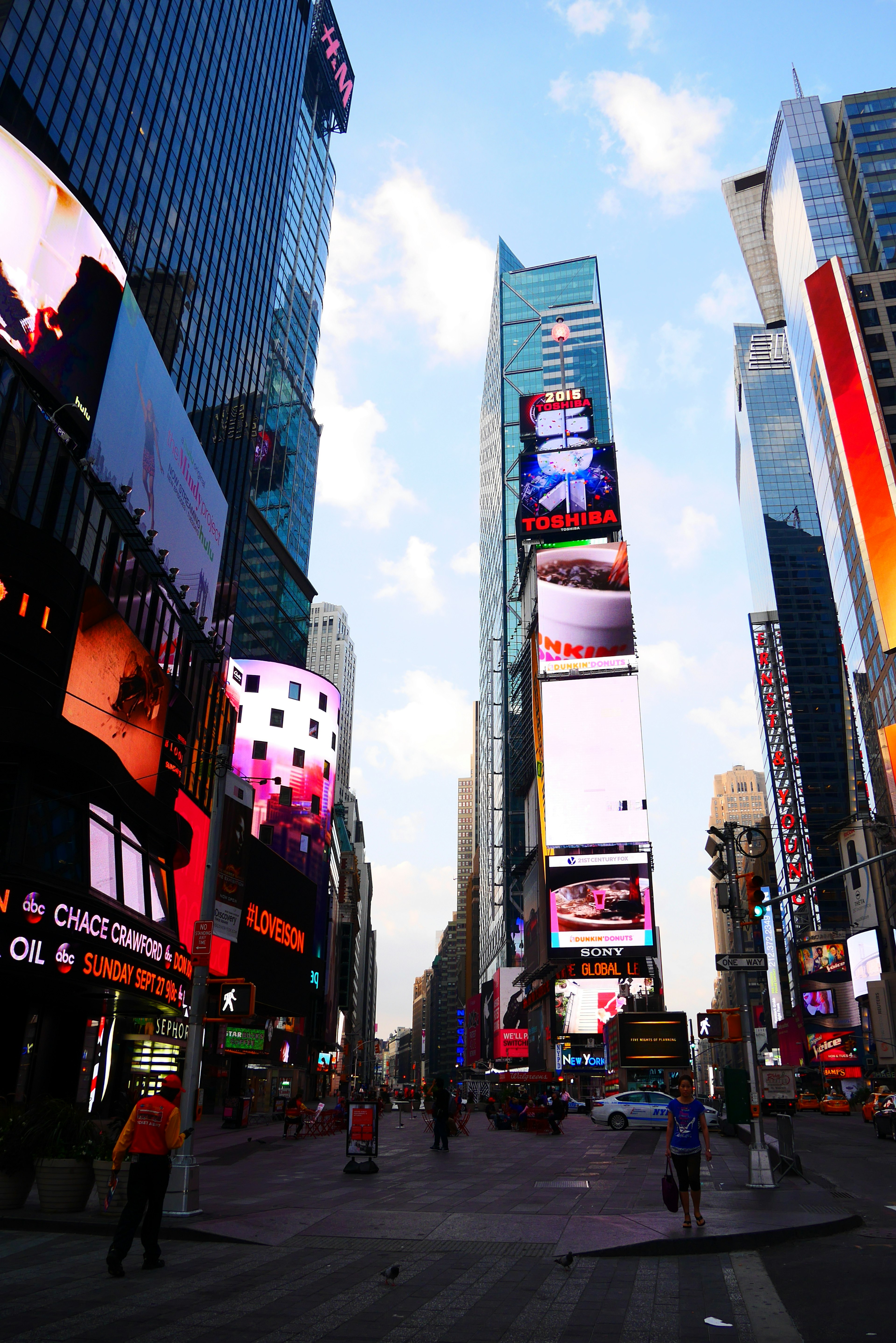 Times Square mit hohen Gebäuden und lebhaften Anzeigen