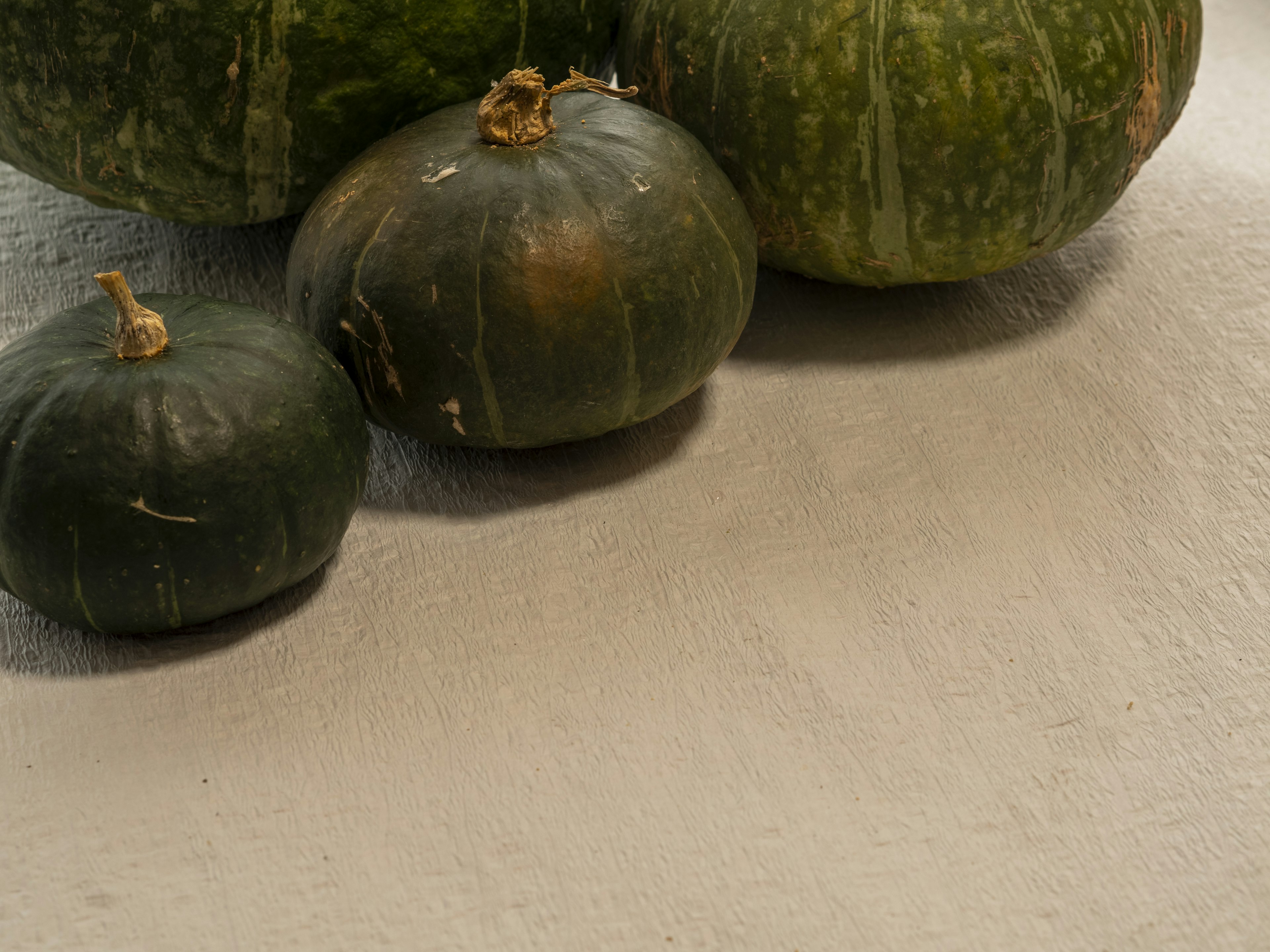 Image de citrouilles vertes sur une table