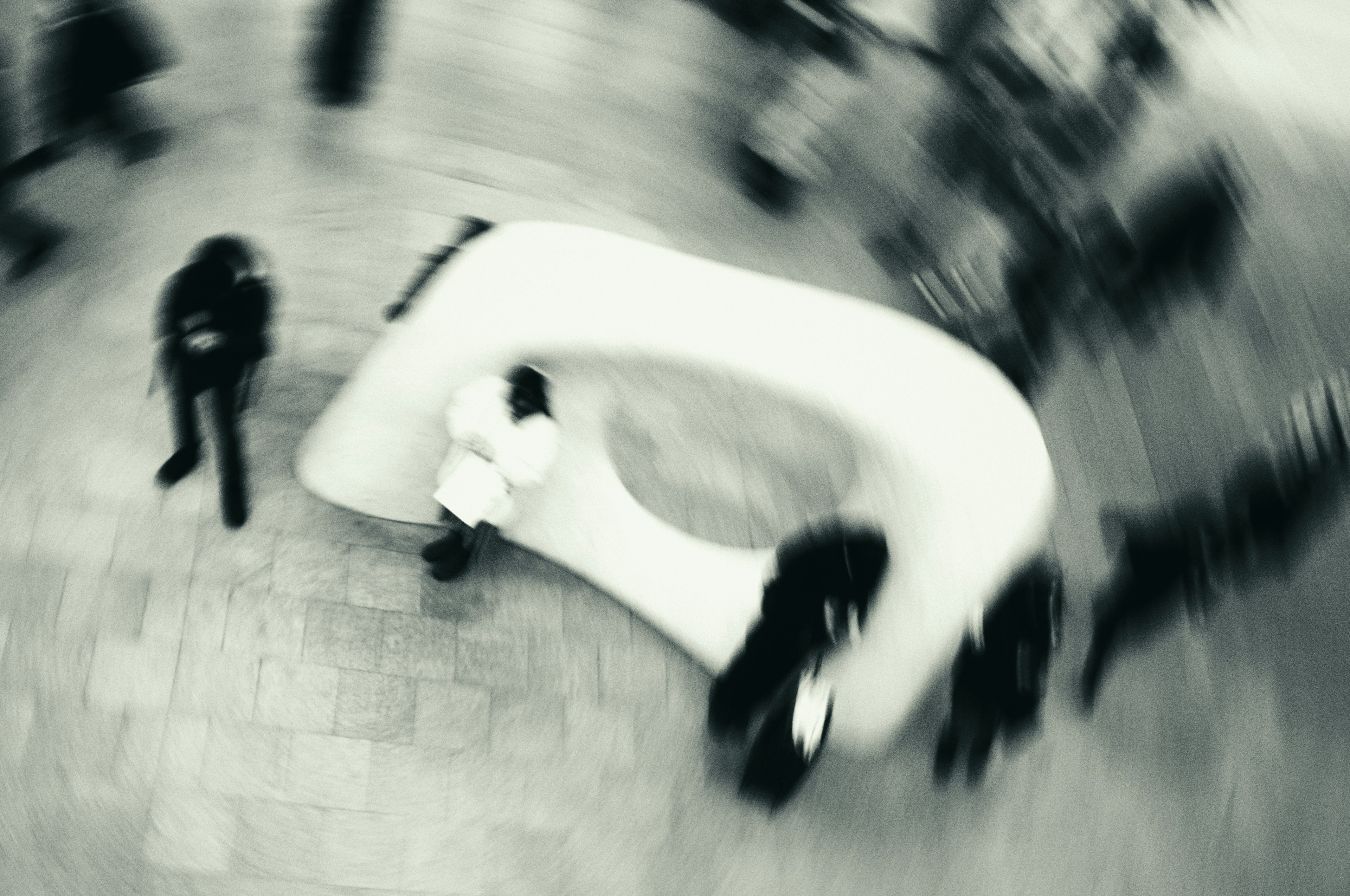 Image floue de personnes autour d'un banc courbé blanc