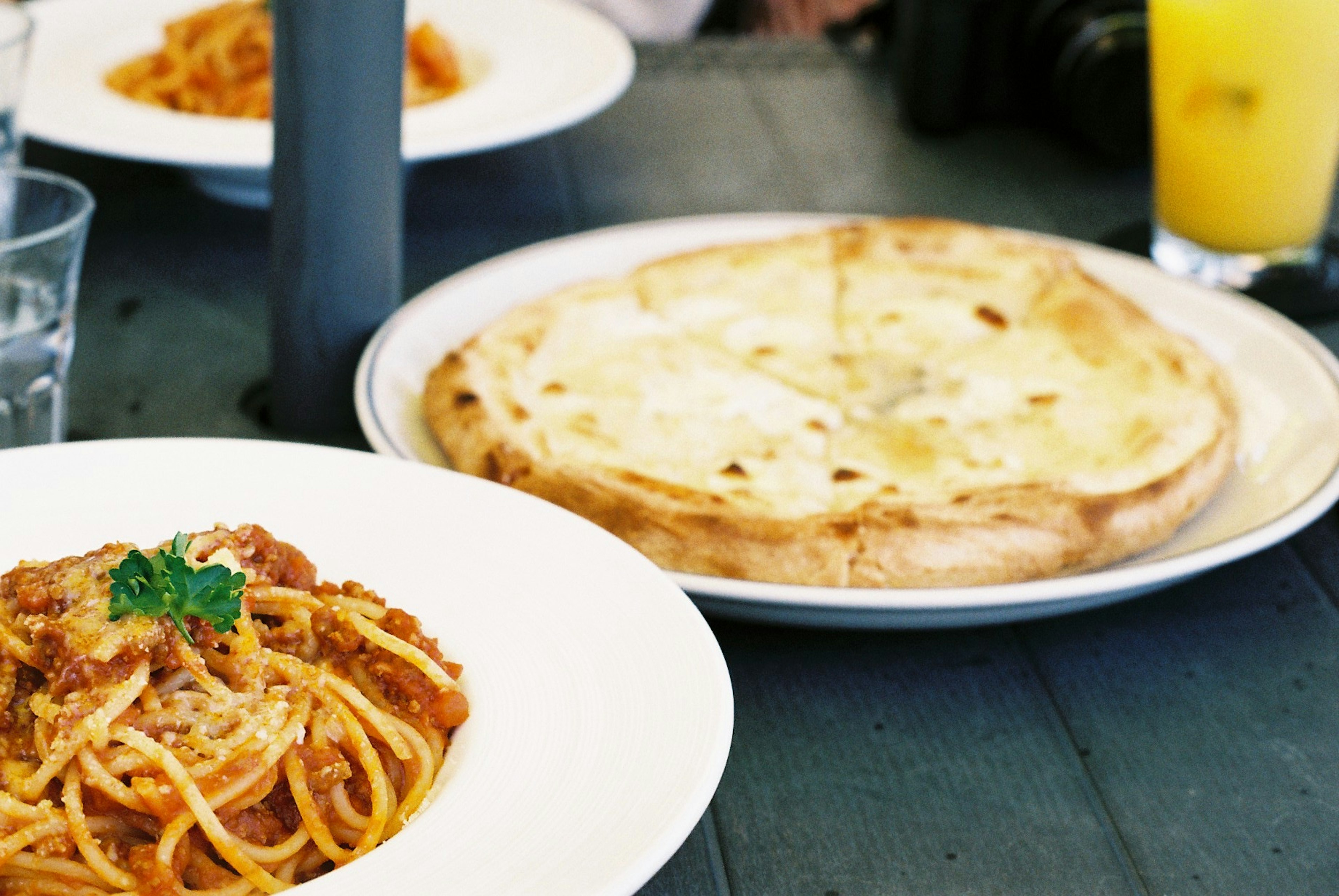 Meja dengan spaghetti dan pizza