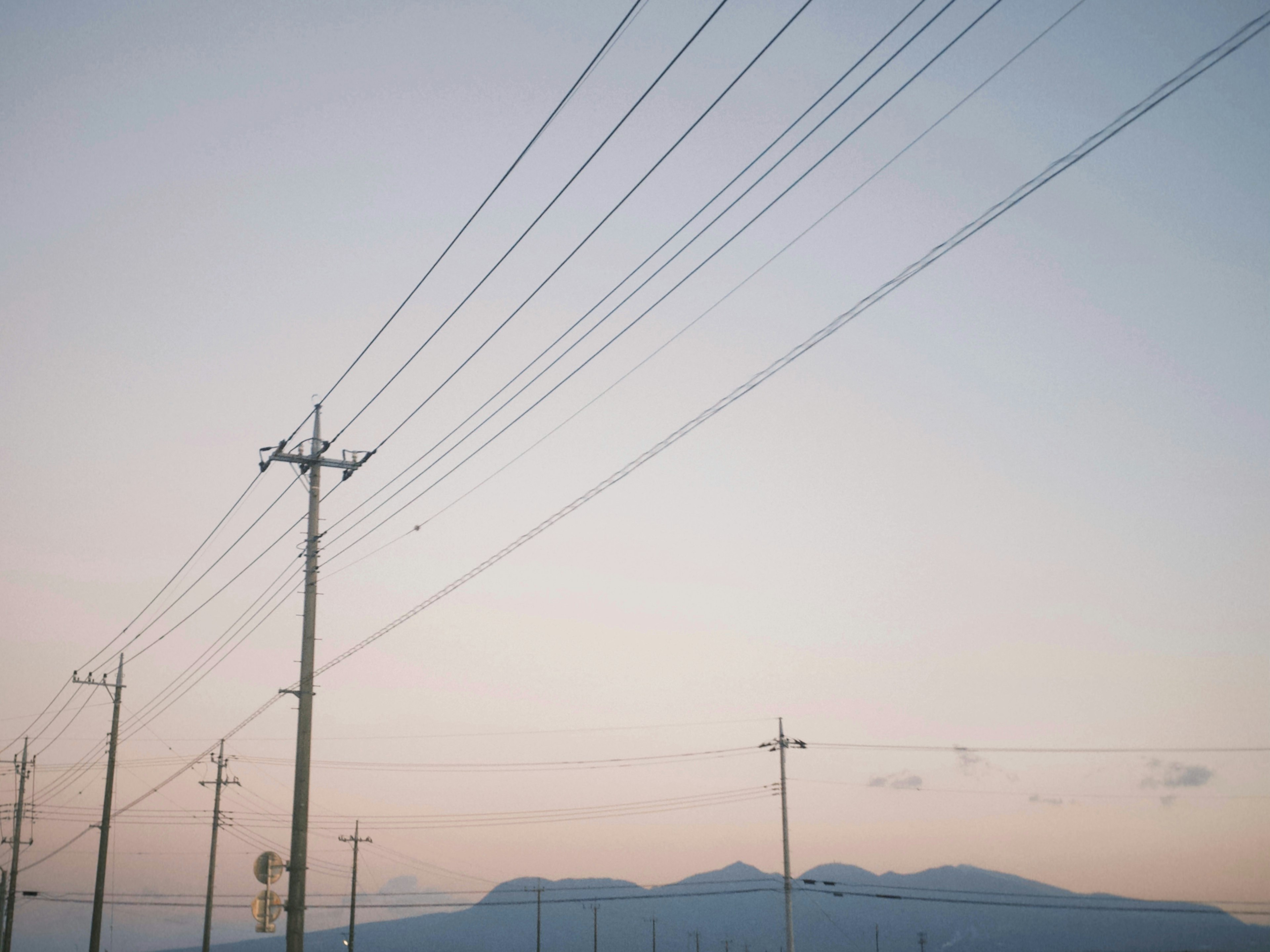 在柔和夕陽下的電線景觀