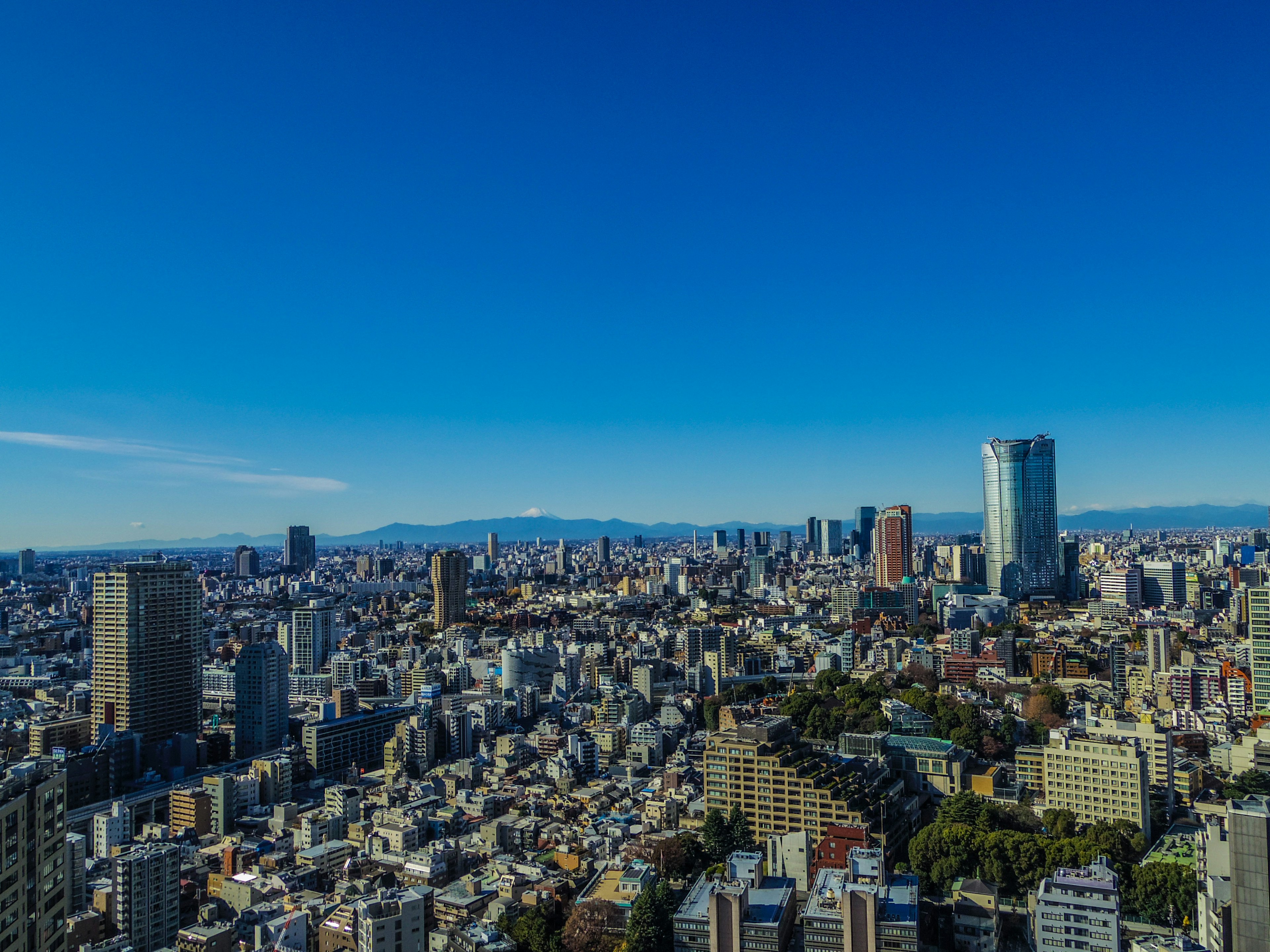 Vista panorámica del horizonte de Tokio con rascacielos y cielo azul claro