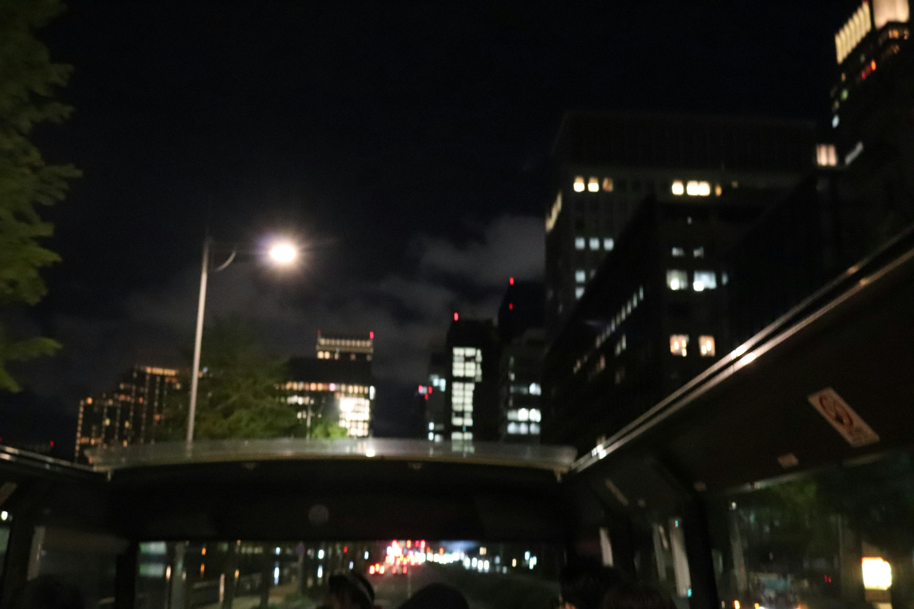 Pemandangan kota malam dengan gedung pencakar langit yang diterangi