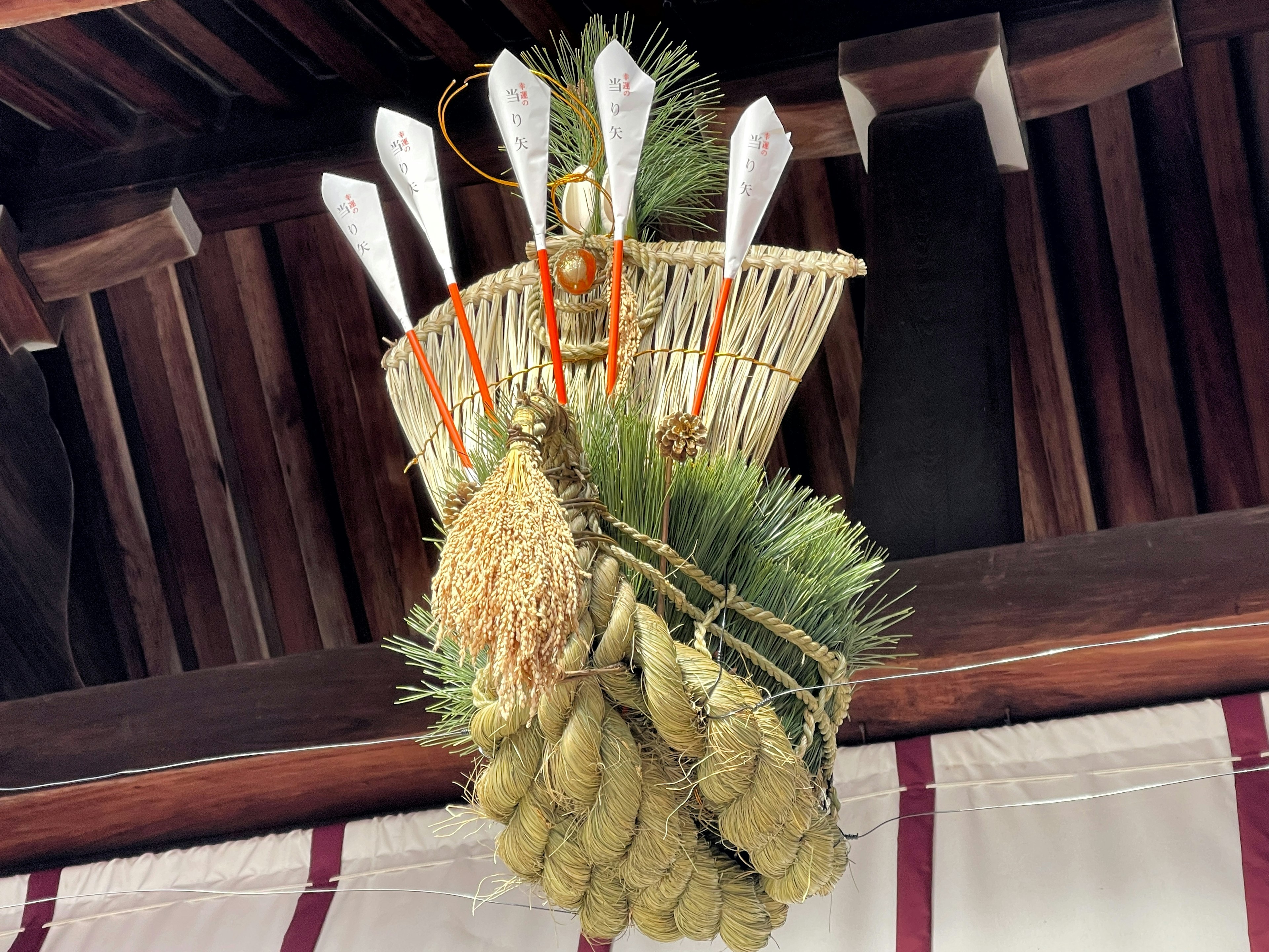 Dekorasi shimenawa tradisional Jepang yang digantung dari langit-langit