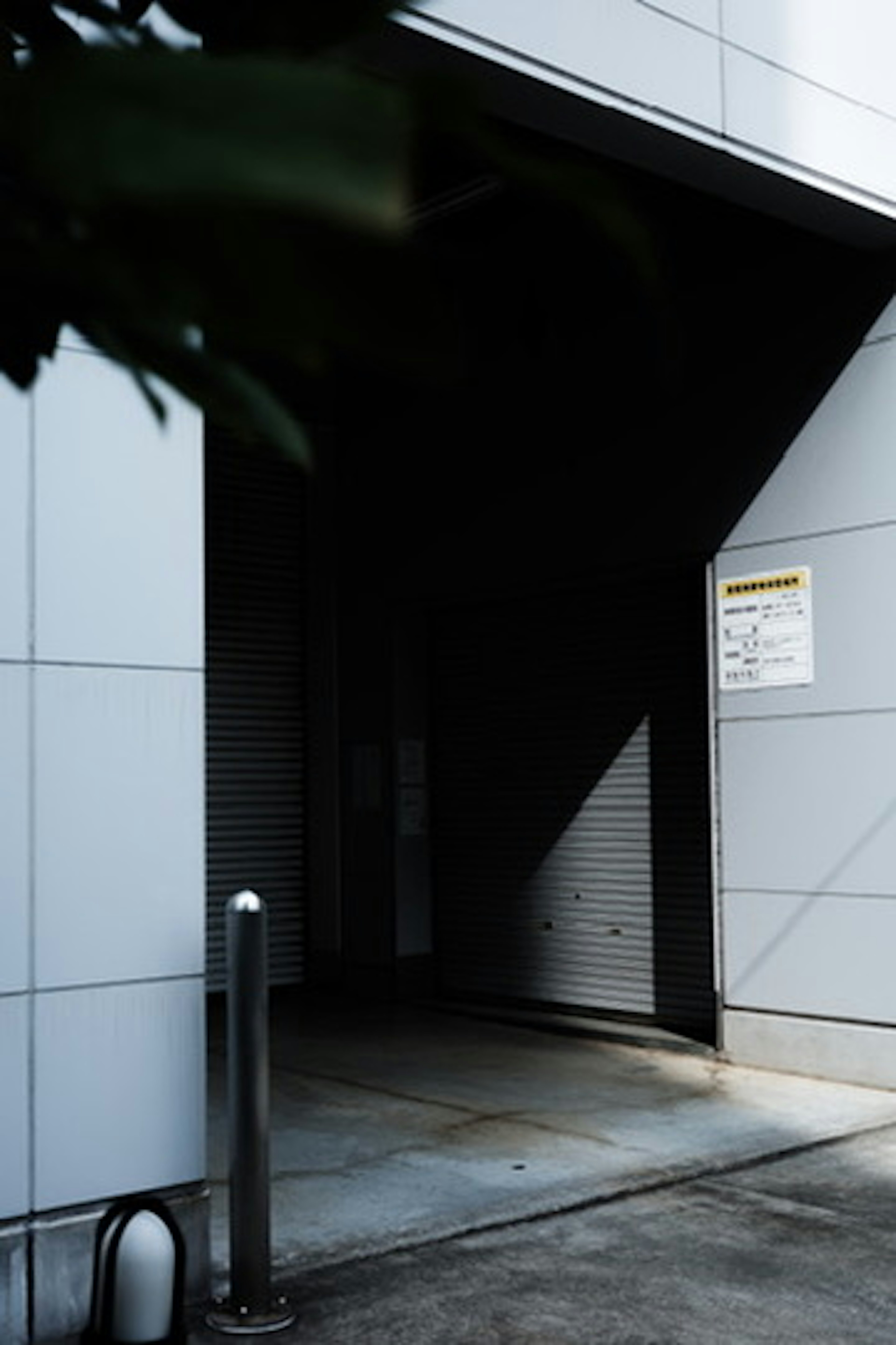 Entrée d'un bâtiment avec des ombres et de la lumière contrastées