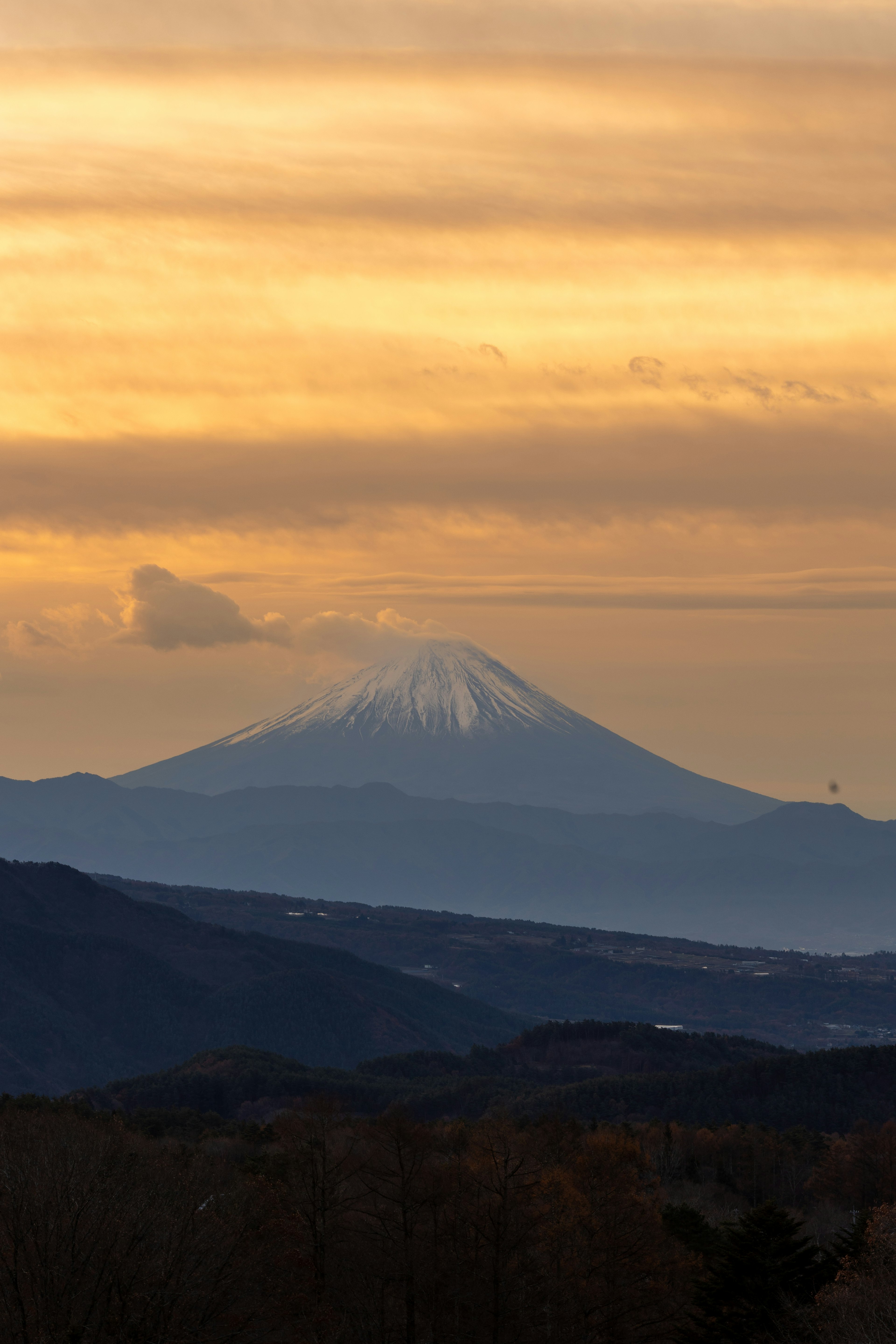 富士山が夕焼けに照らされている美しい景色