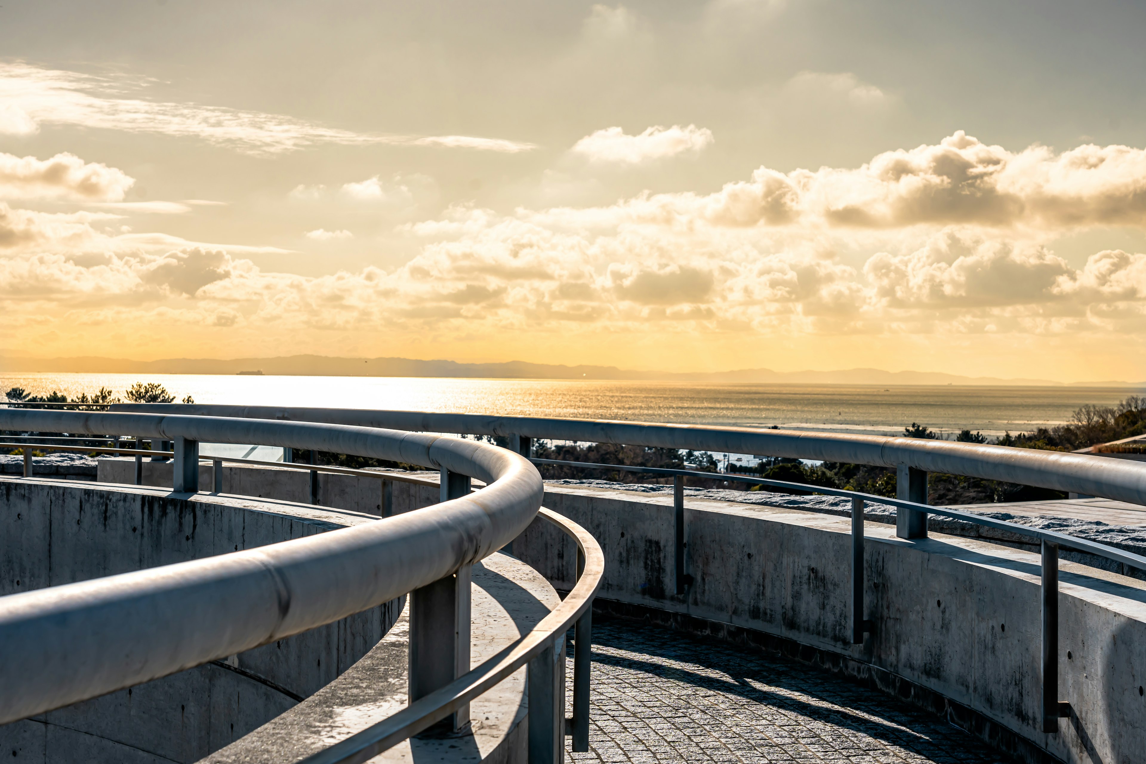 Vue panoramique depuis une plateforme d'observation circulaire sur la mer