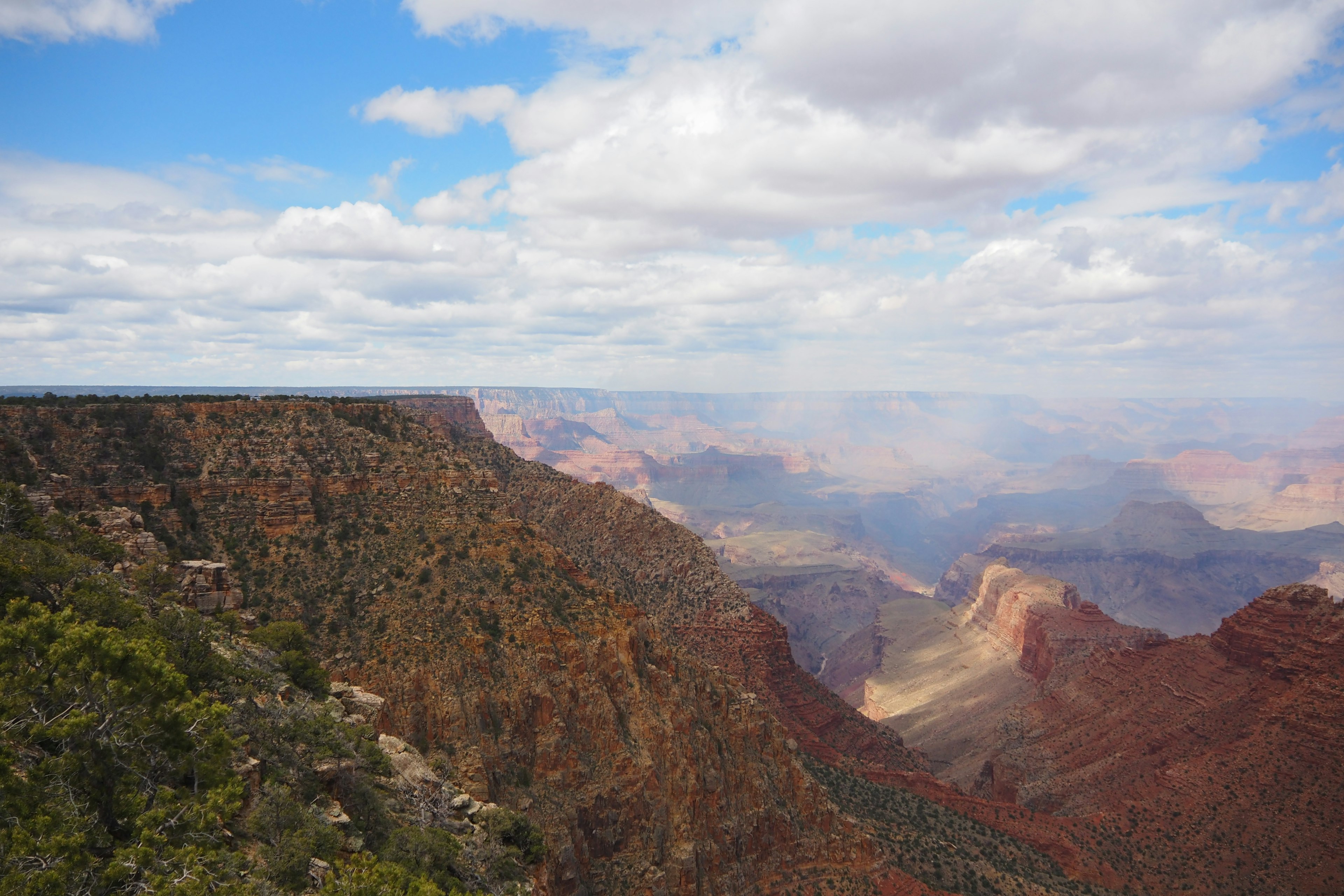 Vista mozzafiato del Grand Canyon con nuvole ampie