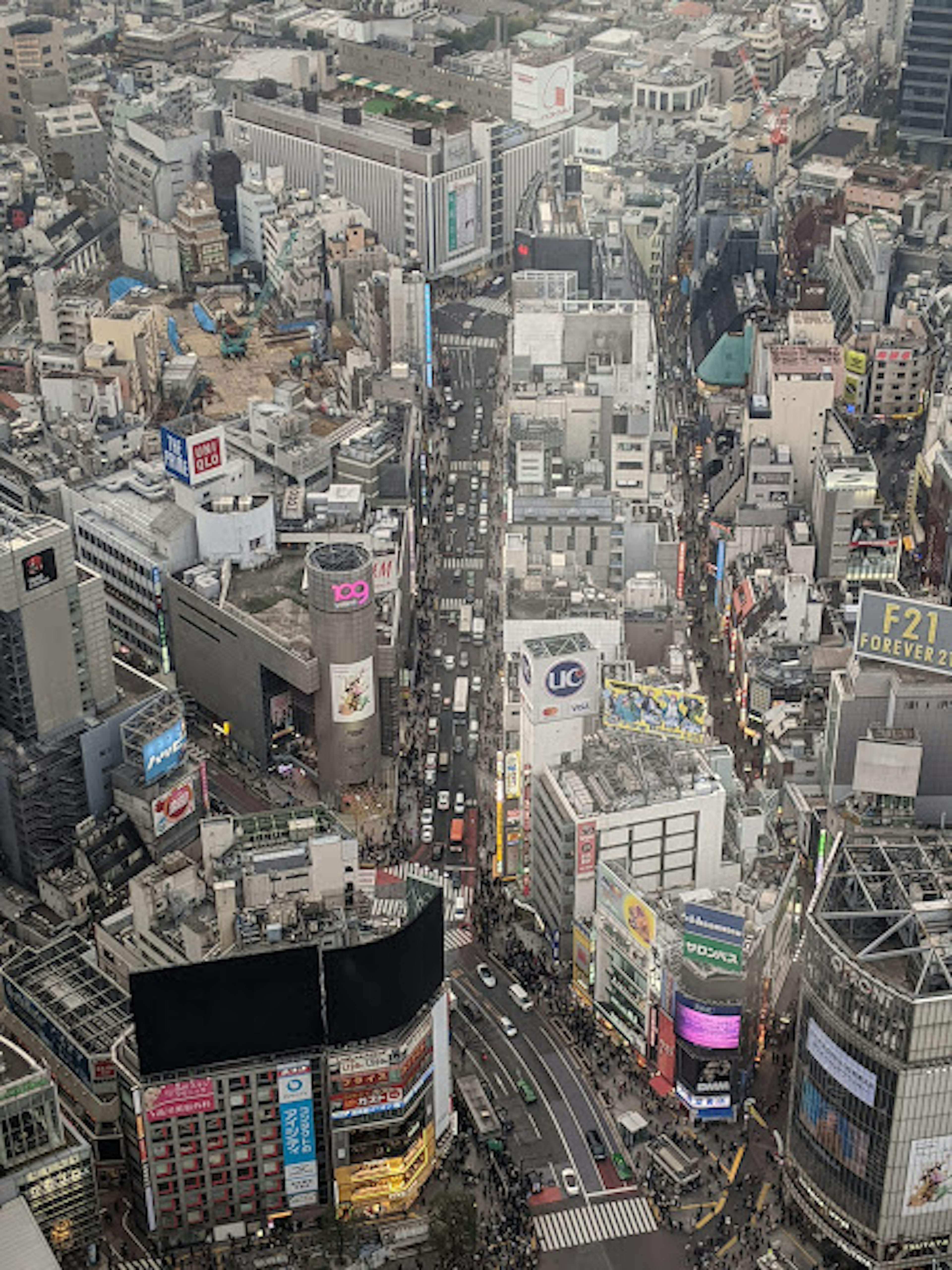 Vista aérea del paisaje urbano bullicioso de Shibuya con edificios altos y calles concurridas