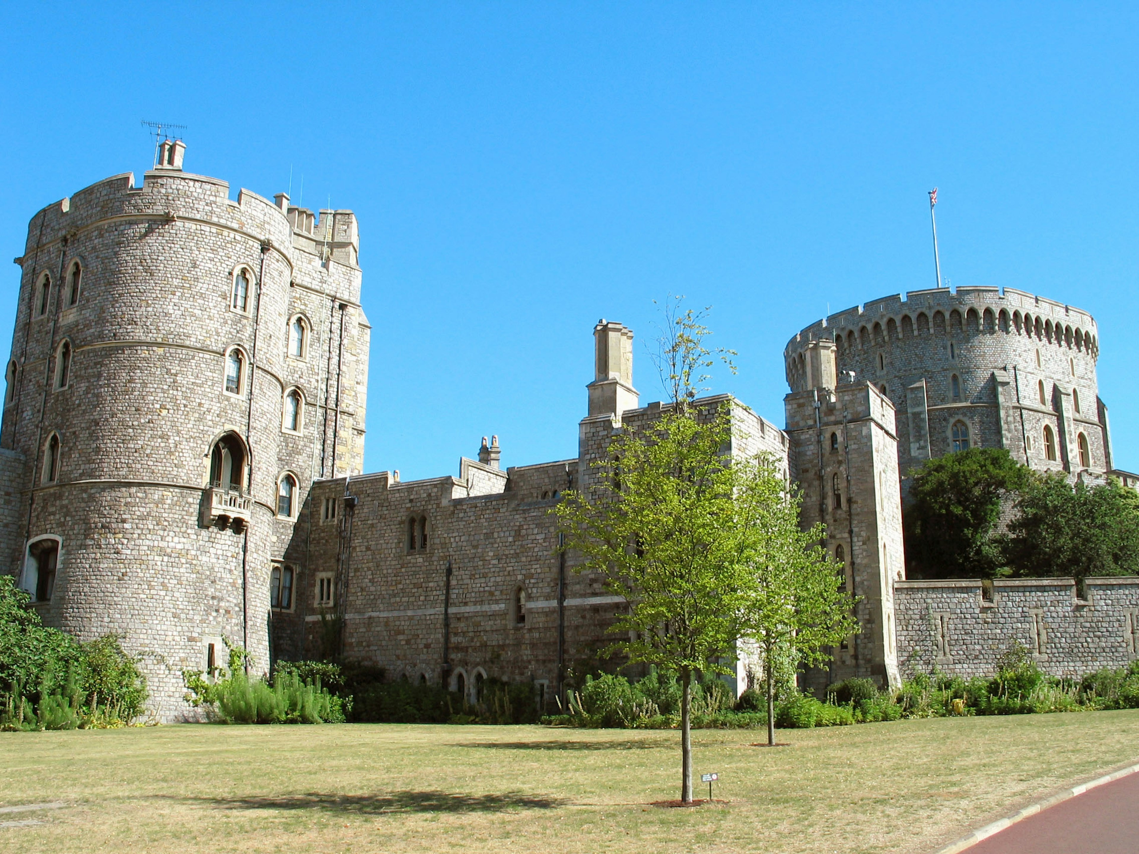 L'extérieur du château de Windsor avec de l'herbe verte sous un ciel bleu