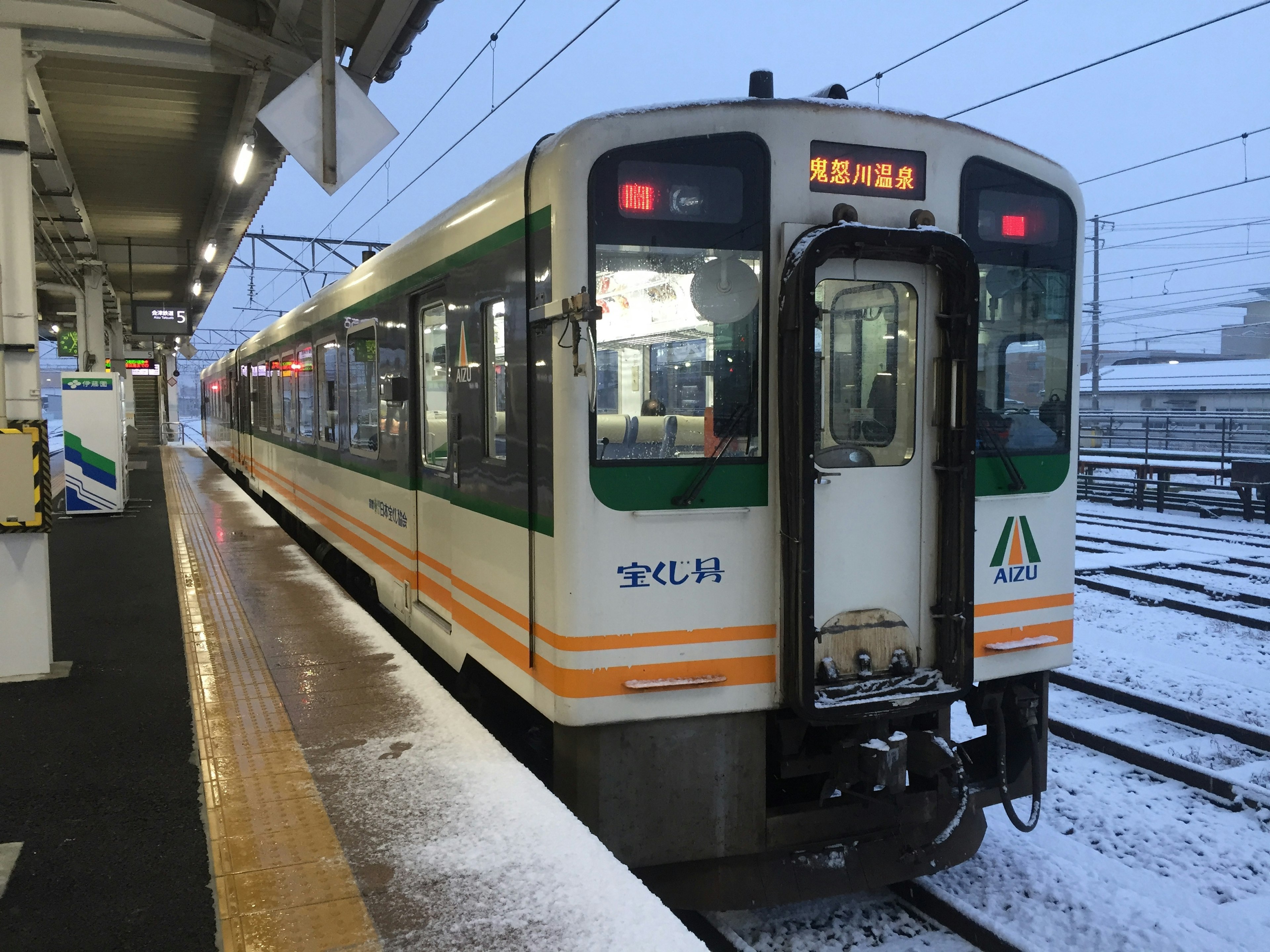 雪の中の列車と駅の風景