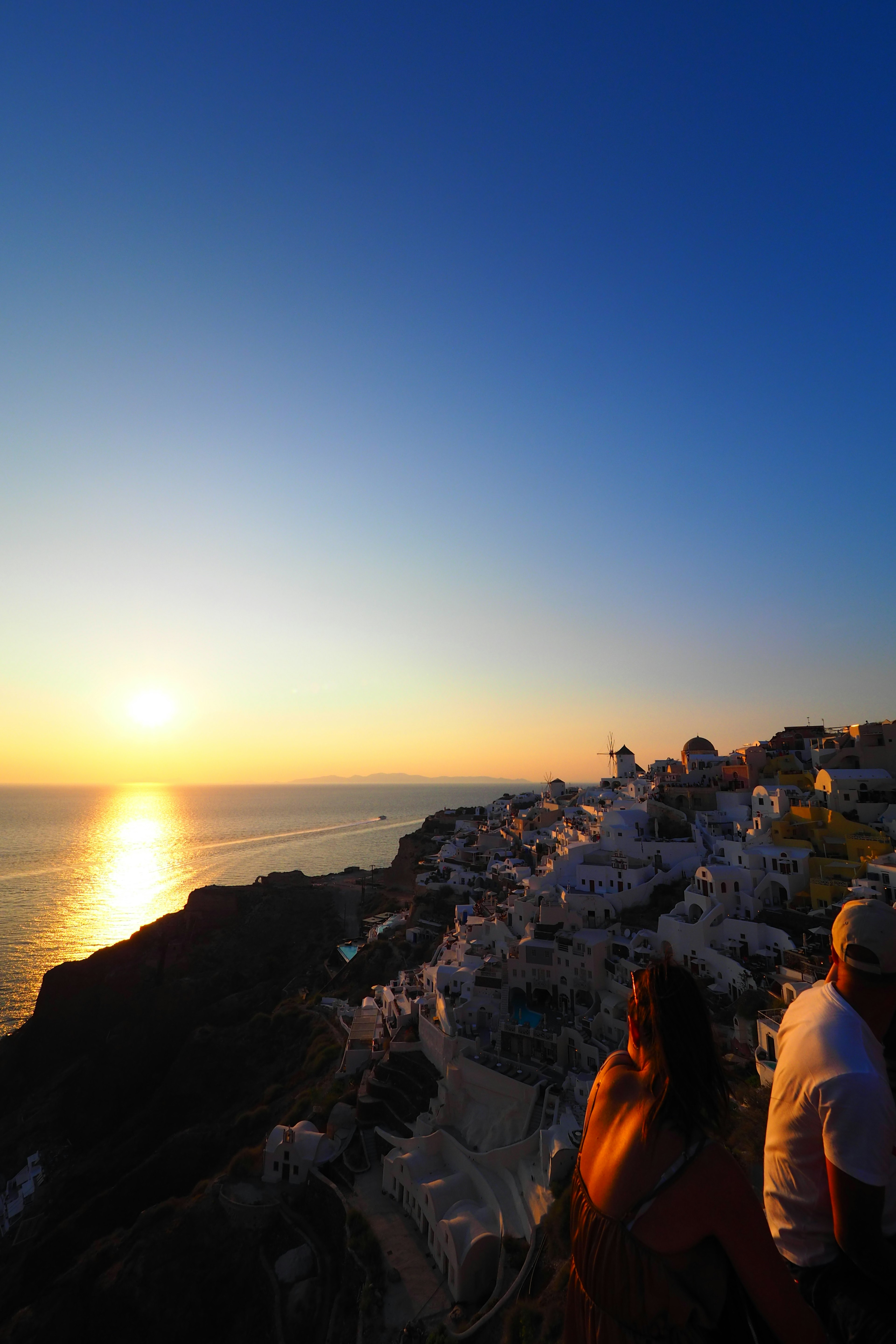 サントリーニ島の美しい夕日と白い建物の風景