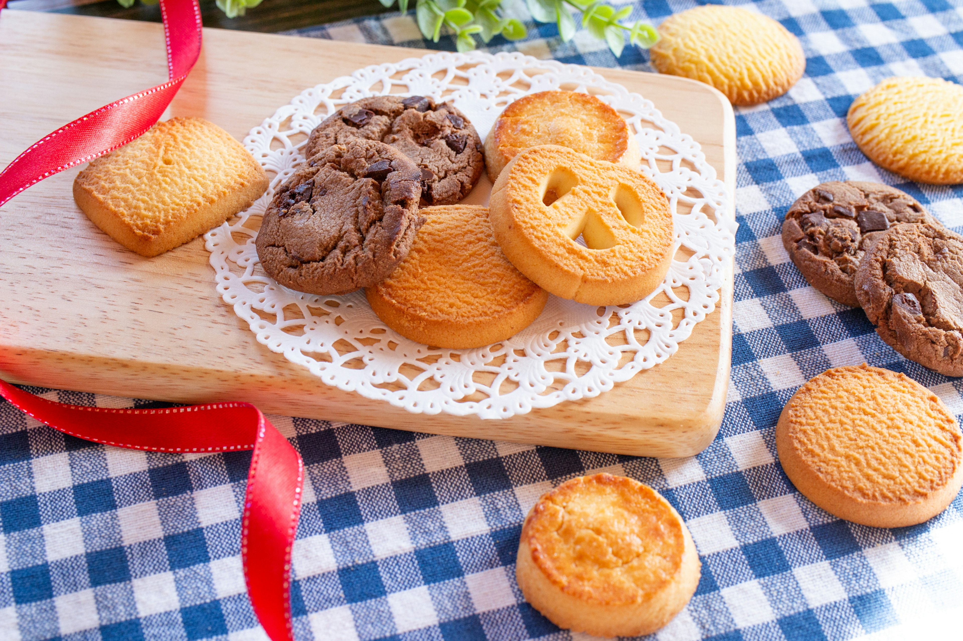 Vassoio di legno con assortimento di biscotti su un centrino in pizzo