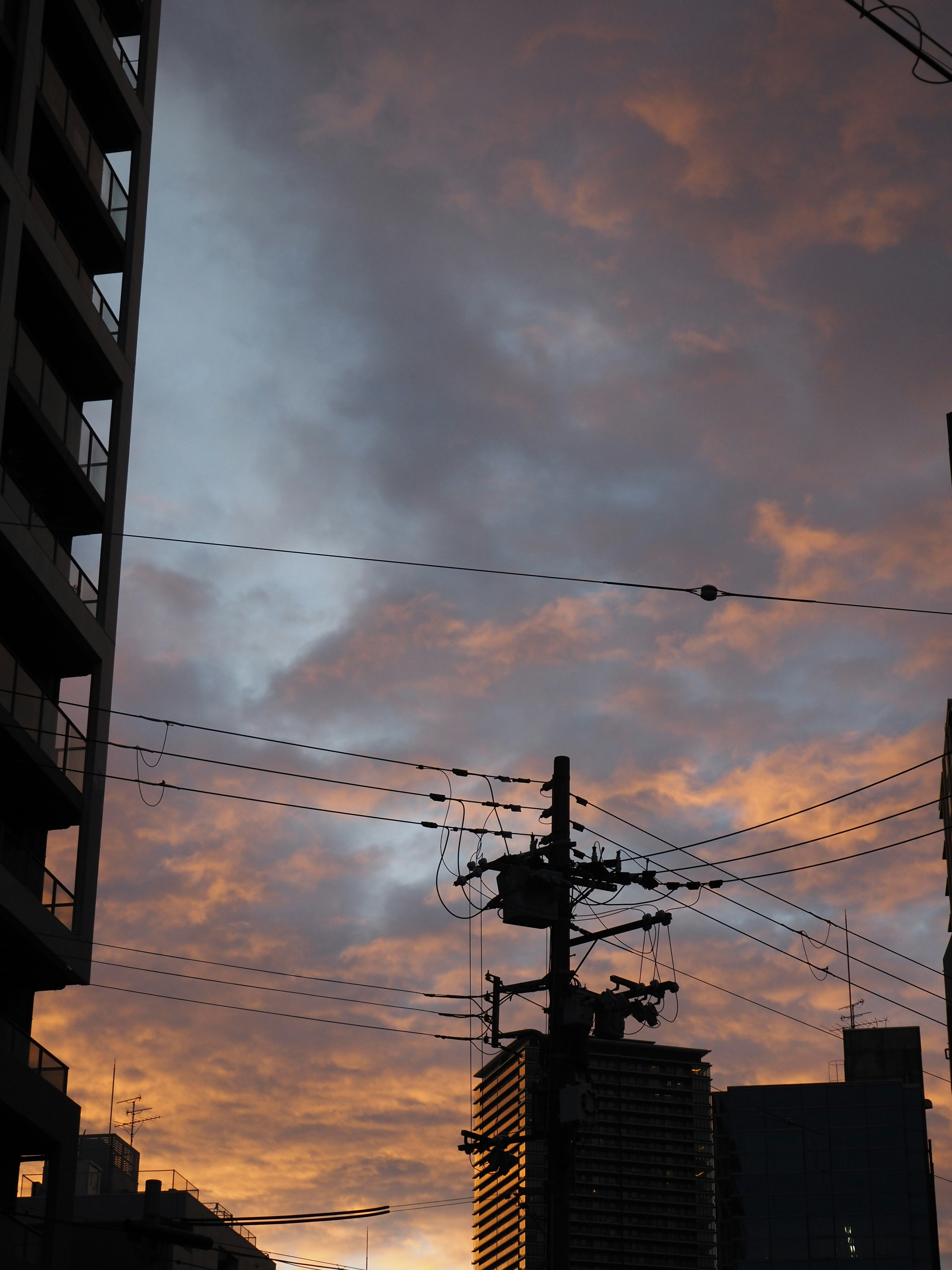 Paisaje urbano con un cielo al atardecer y siluetas de edificios