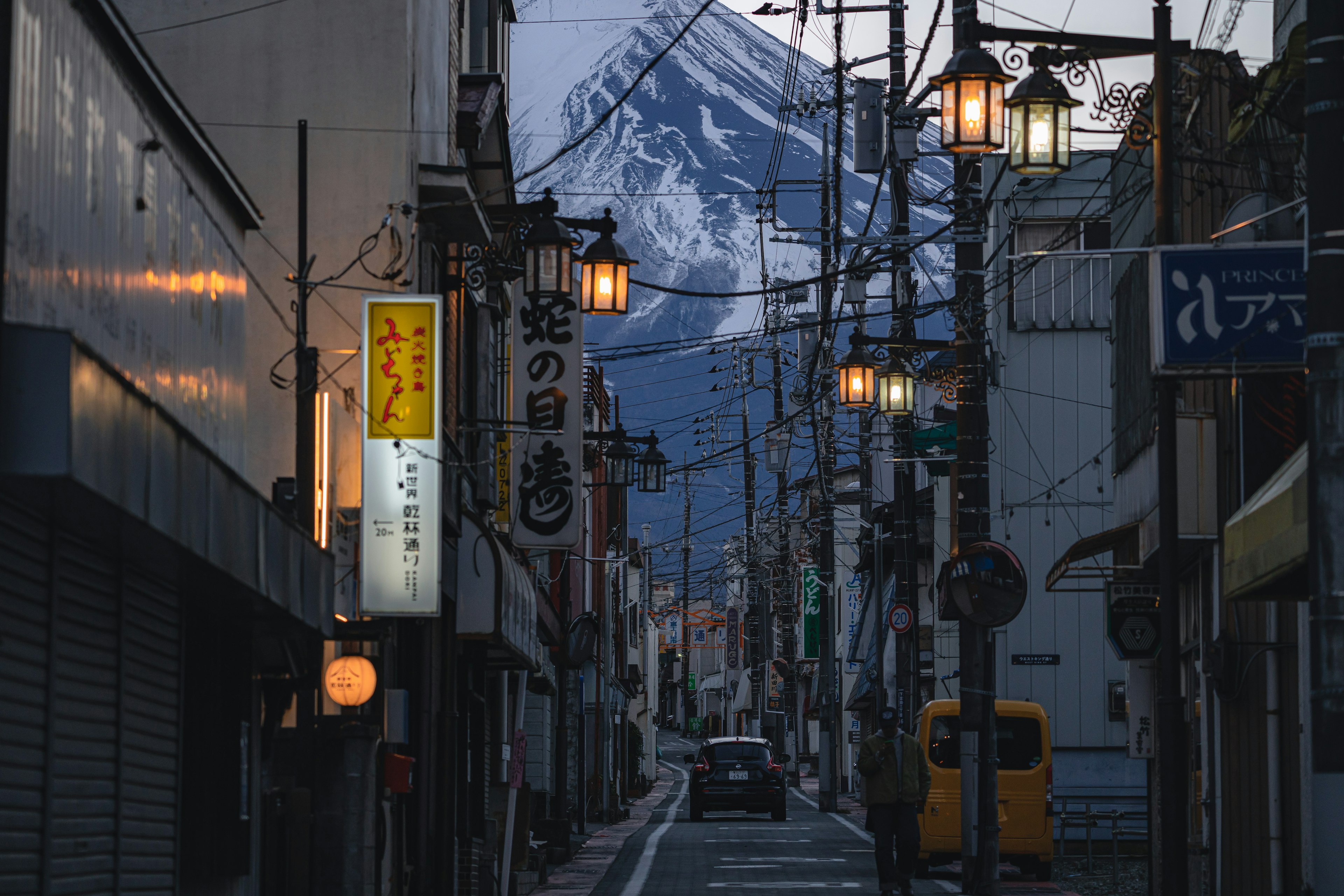 富士山を背景にした日本の街並みの夜景