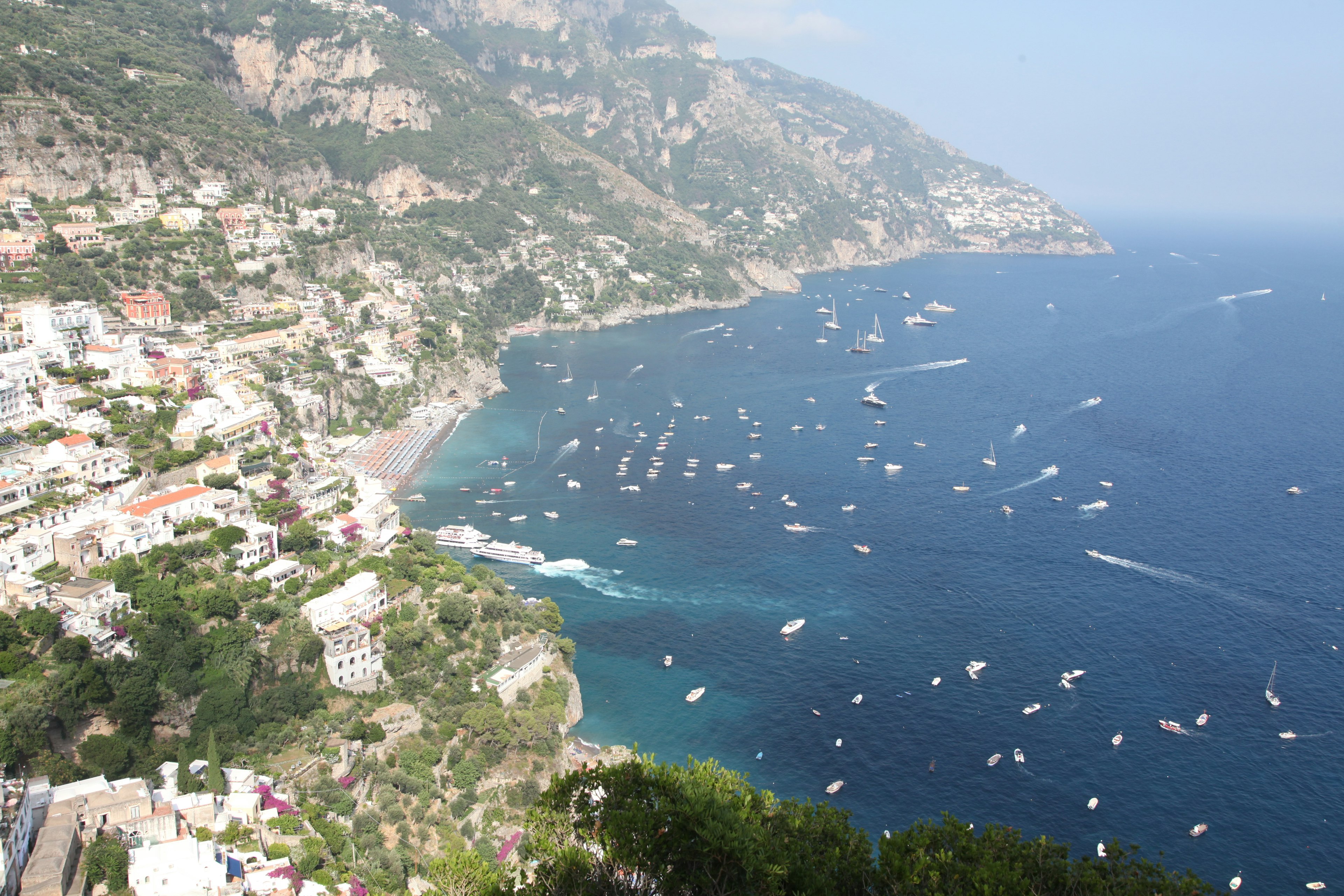 Vue panoramique de la côte amalfitaine avec une belle côte et des bateaux