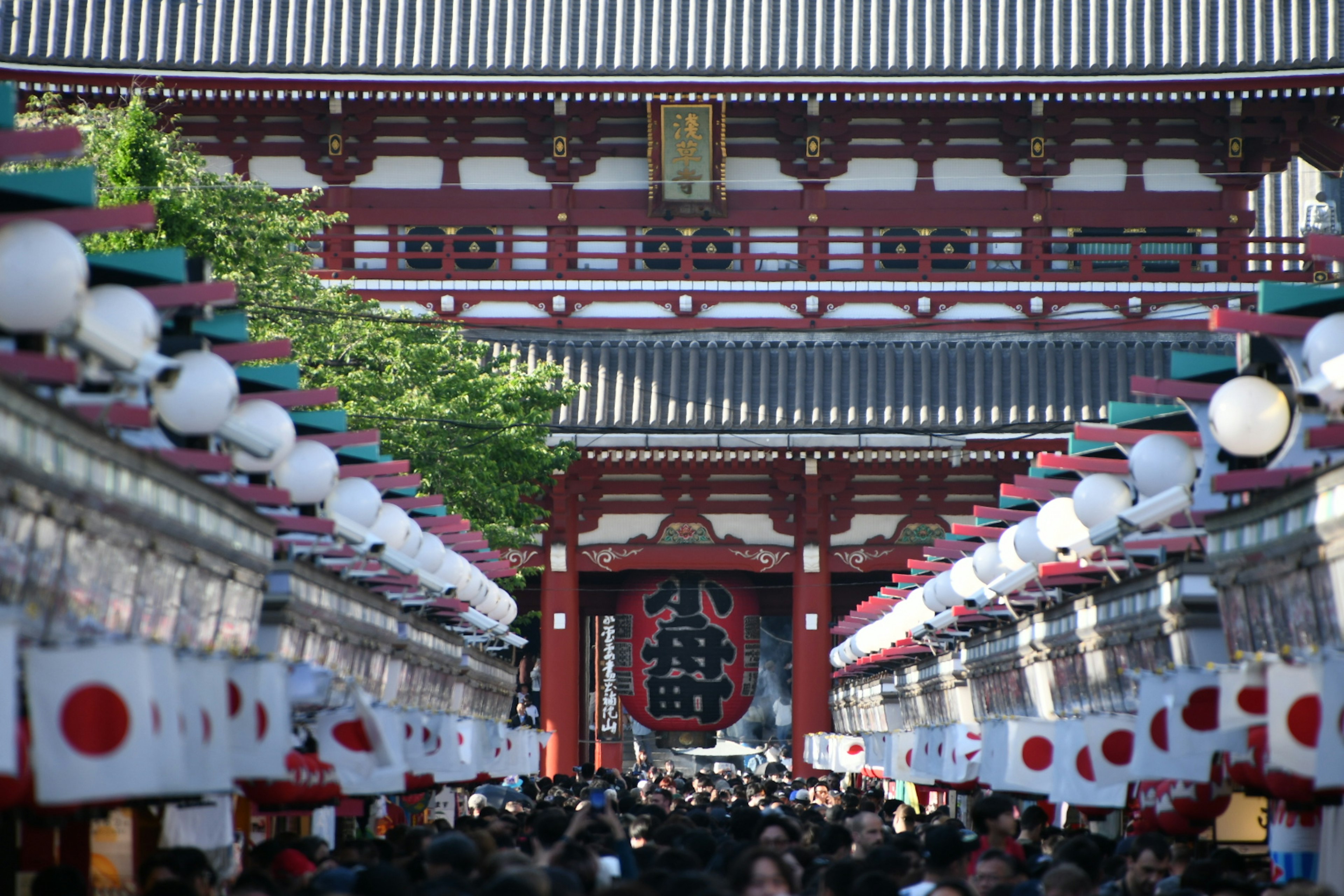 浅草寺の門前に並ぶ屋台と提灯の光景