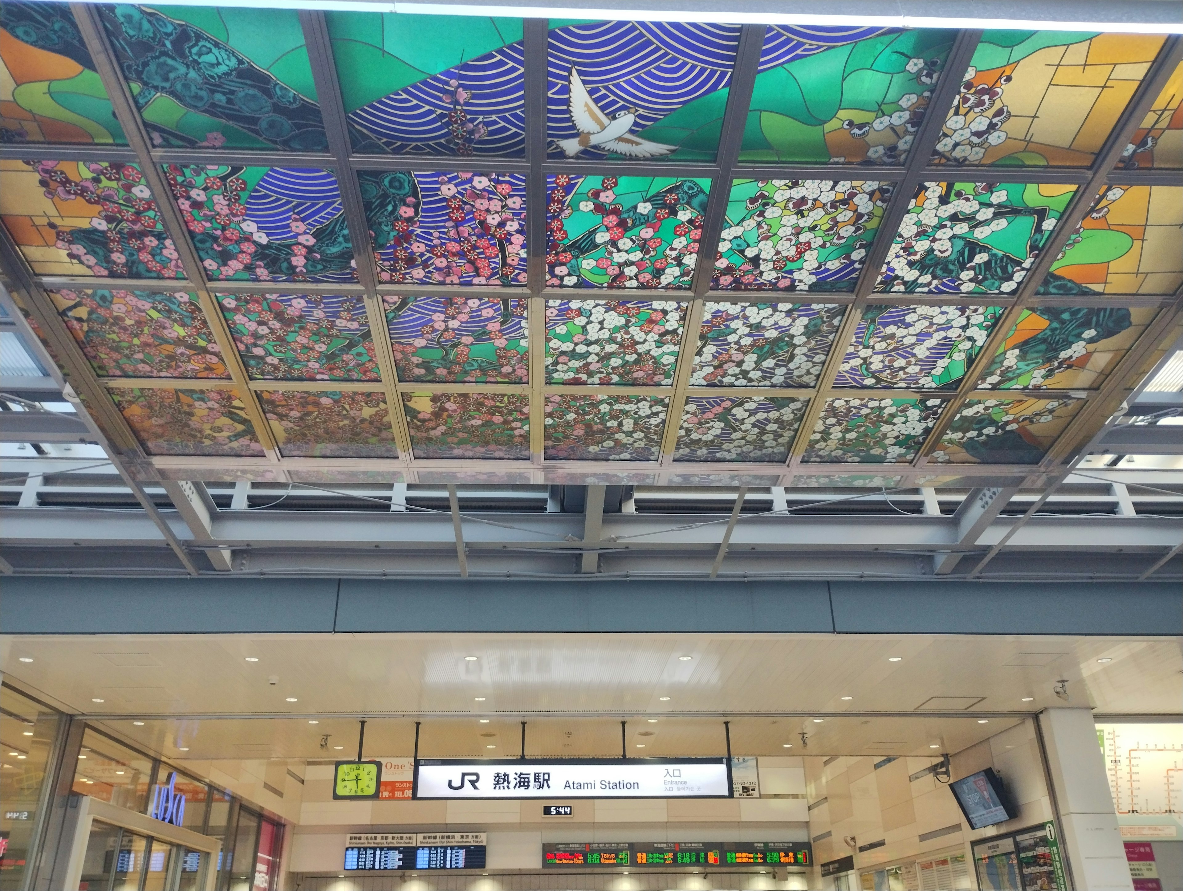 Buntes Kunstwerk aus Glas an der Decke eines Bahnhofs