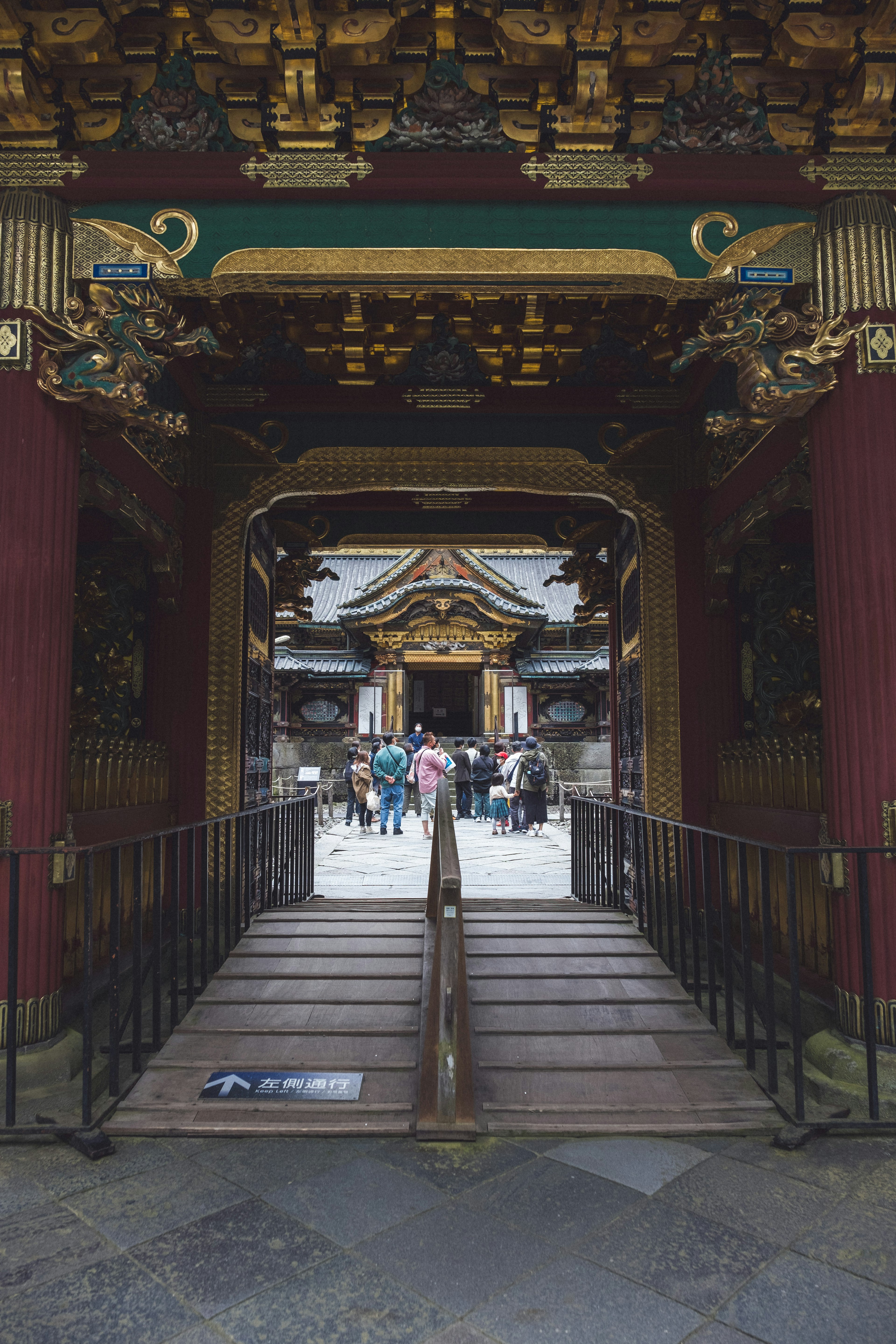 美しい日本の神社の門と訪問者たちが写っている