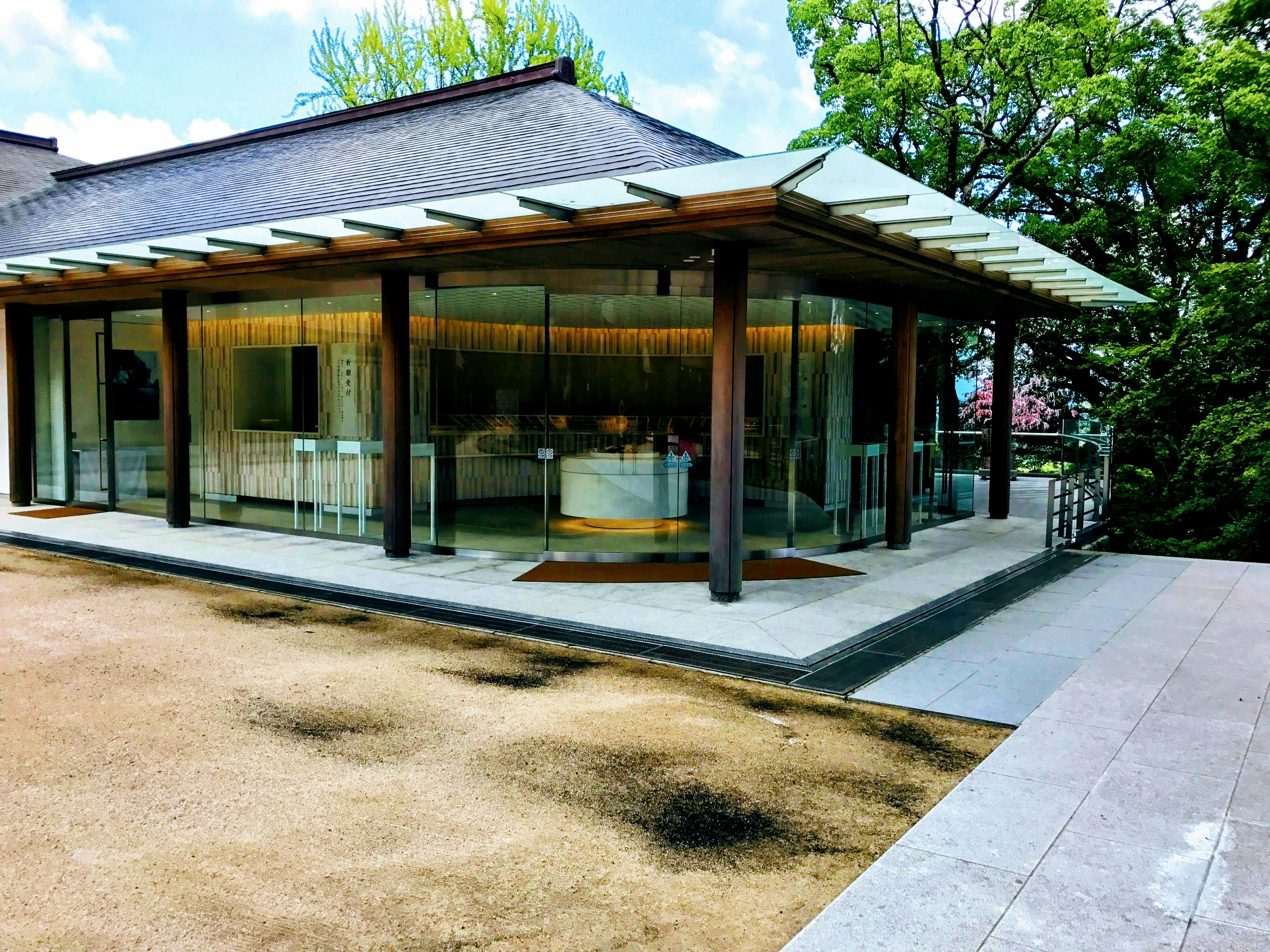 Modernes Glasgebäude mit angelegtem Garten