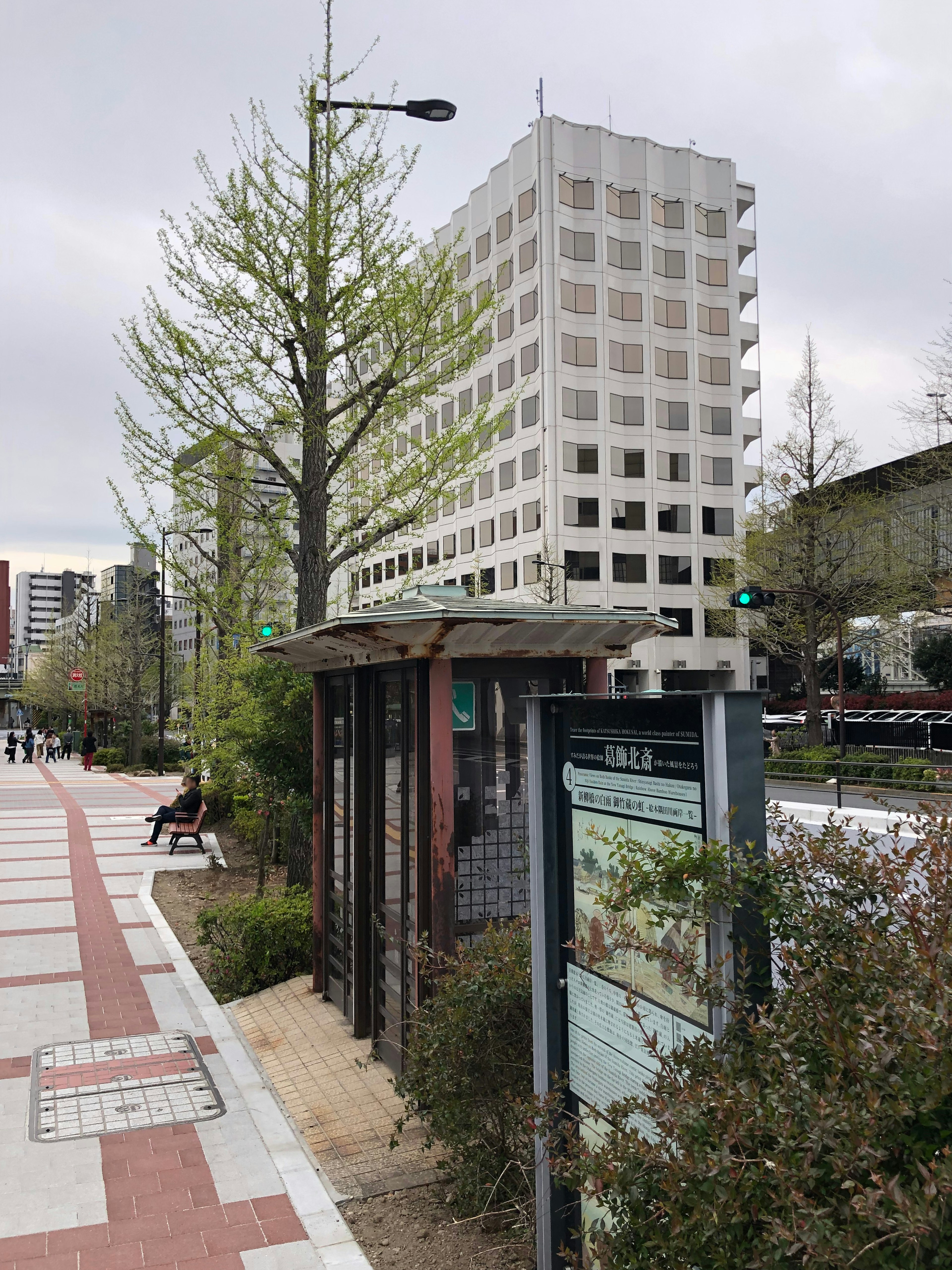 街中のバス停と現代的な建物の風景