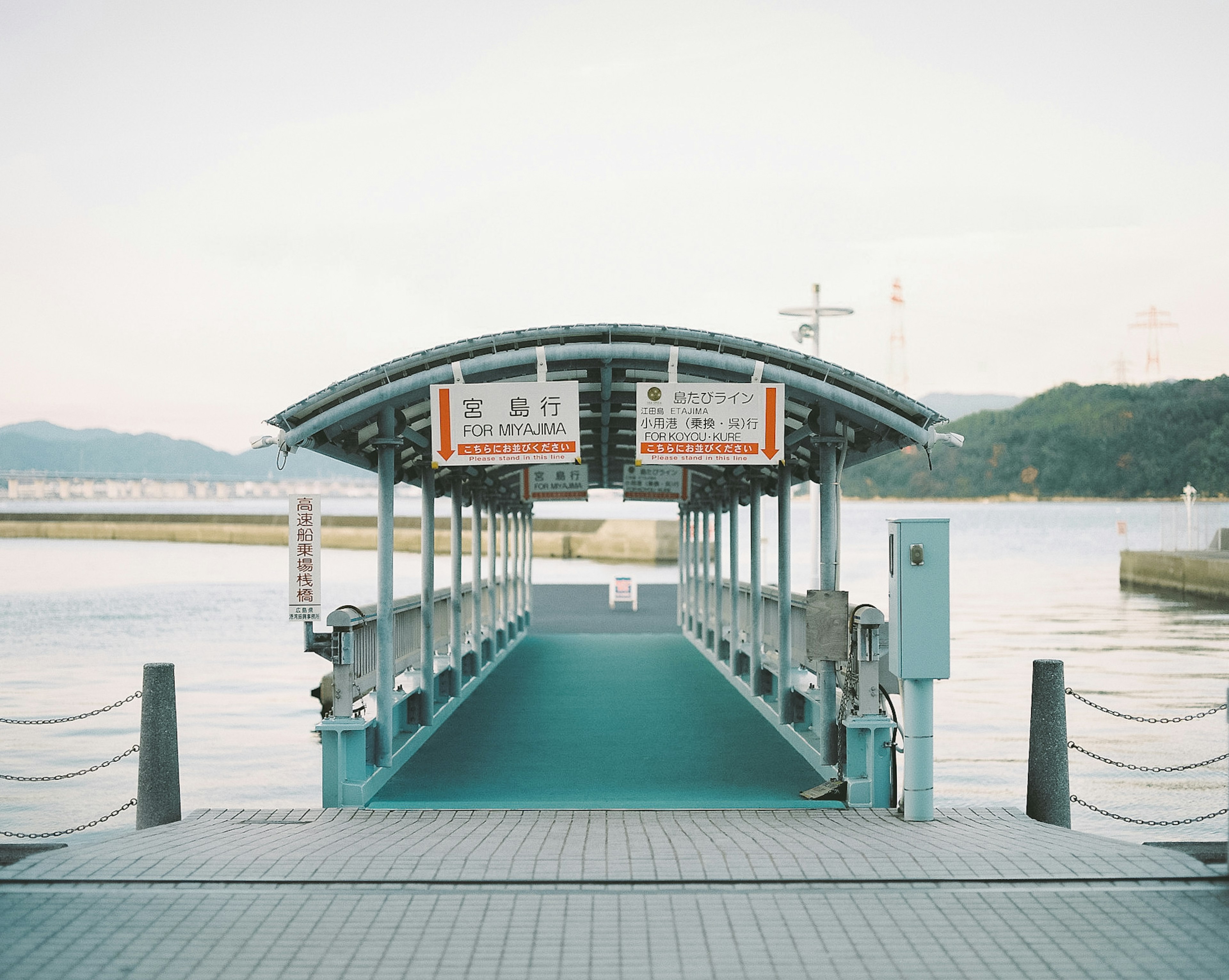 寧靜港口碼頭的風景，船隻登船區