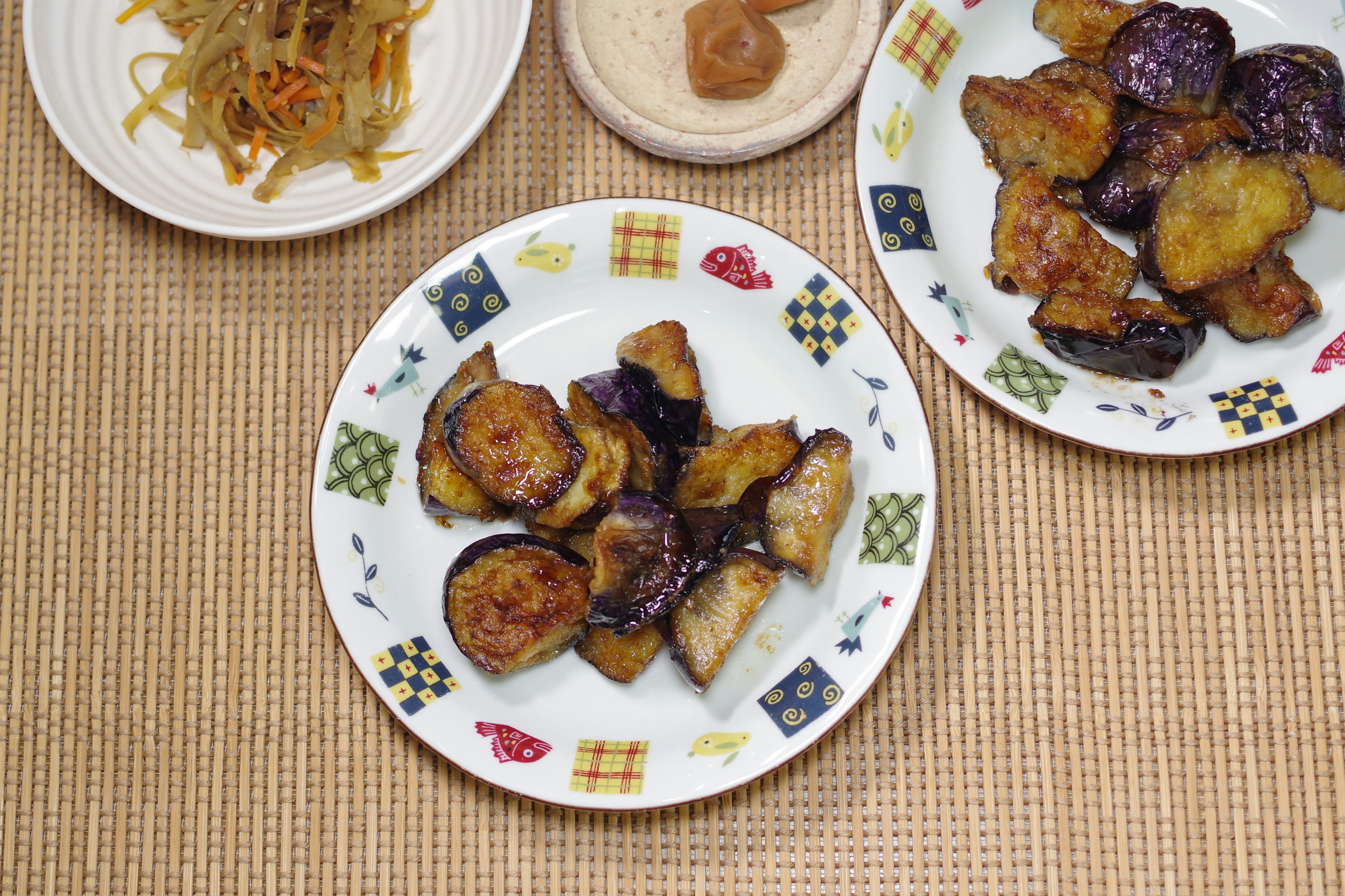 Plato de berenjenas fritas con guarnición de verduras