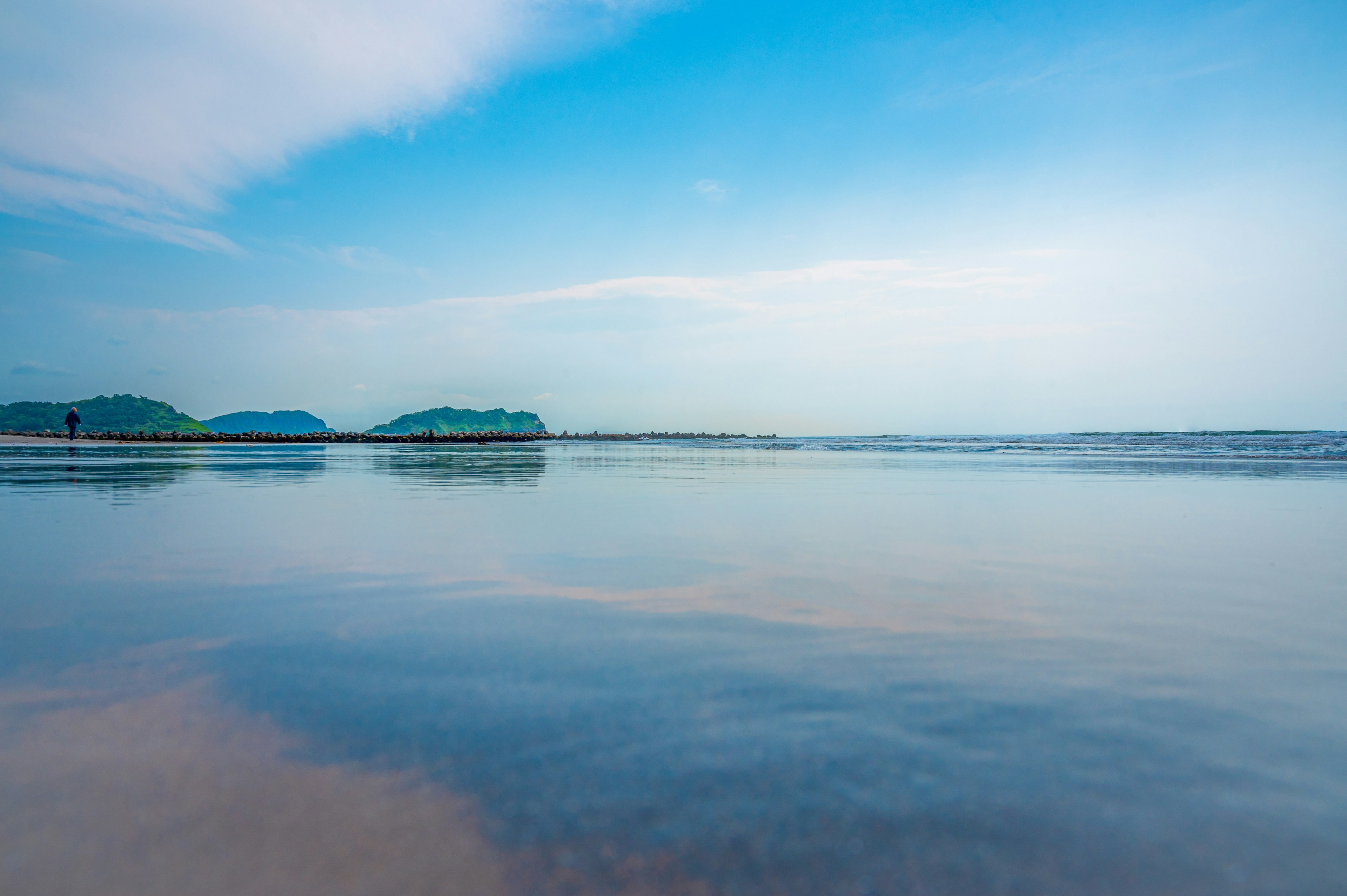 Paysage marin serein avec de l'eau calme et un ciel bleu