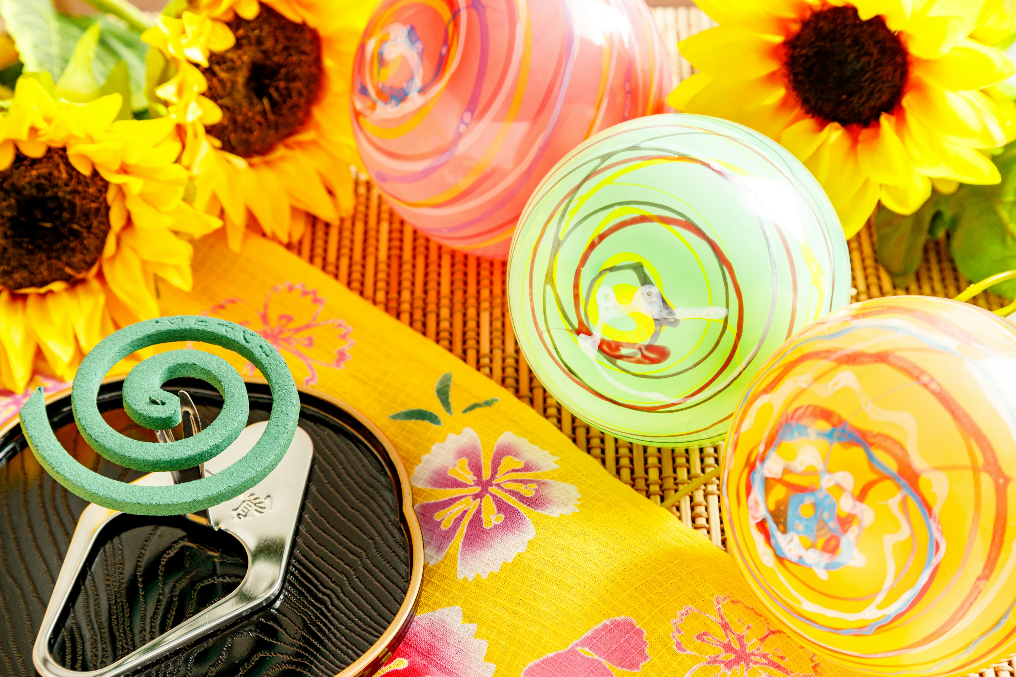 Yo-yos coloridos y girasoles dispuestos en una mesa vibrante