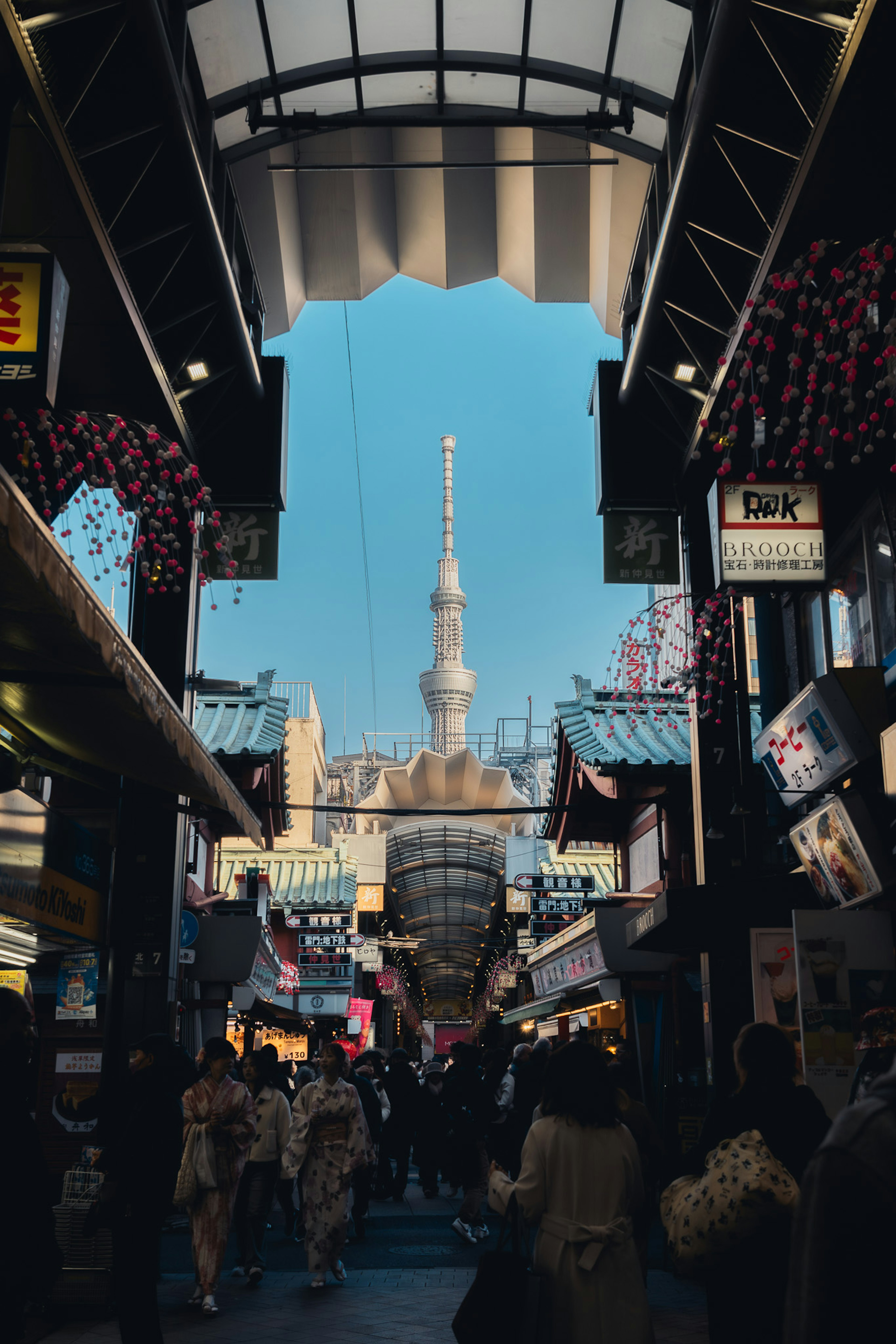 東京スカイツリーが見える賑やかな商店街の風景