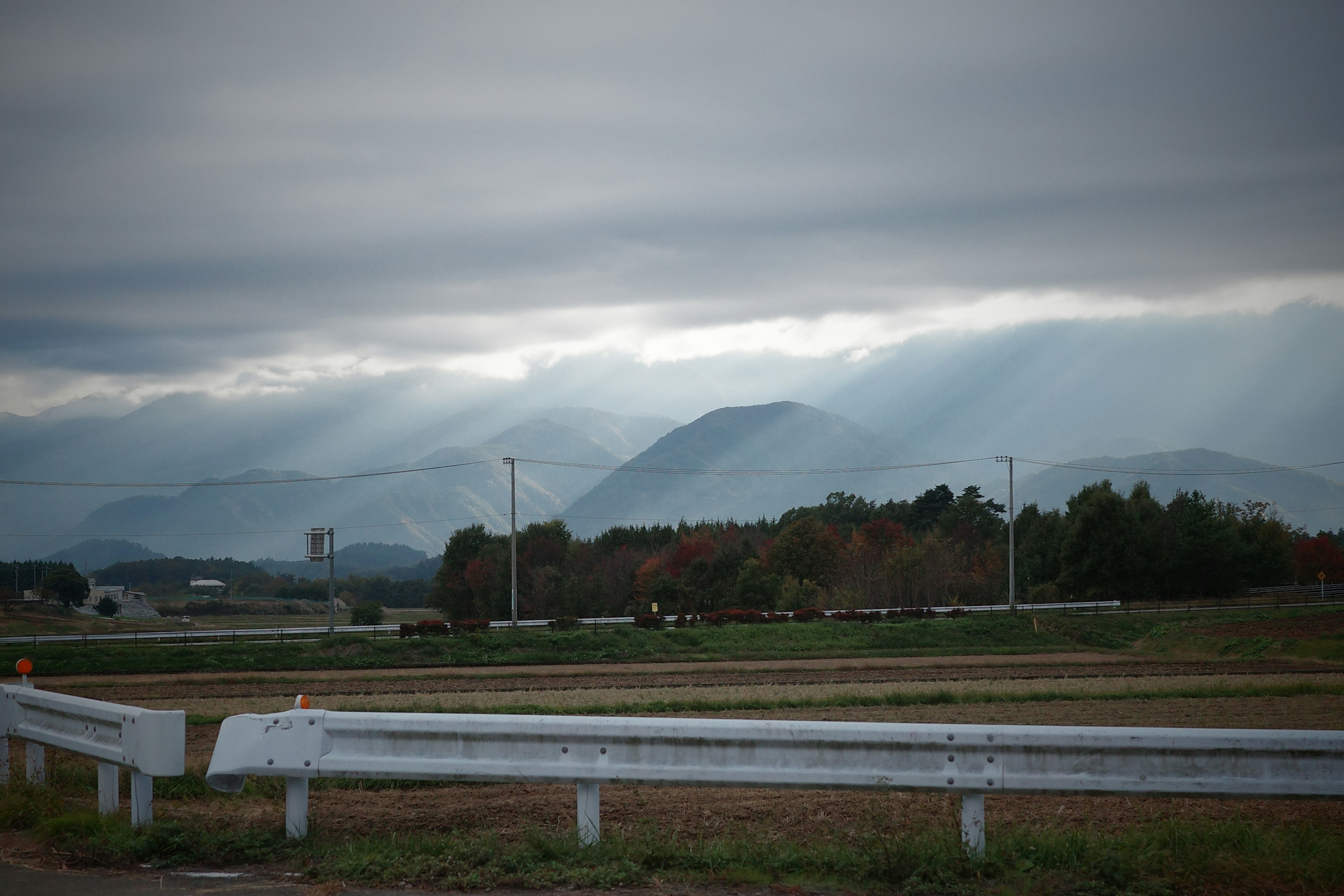 Paisaje de montañas y praderas bajo un cielo nublado