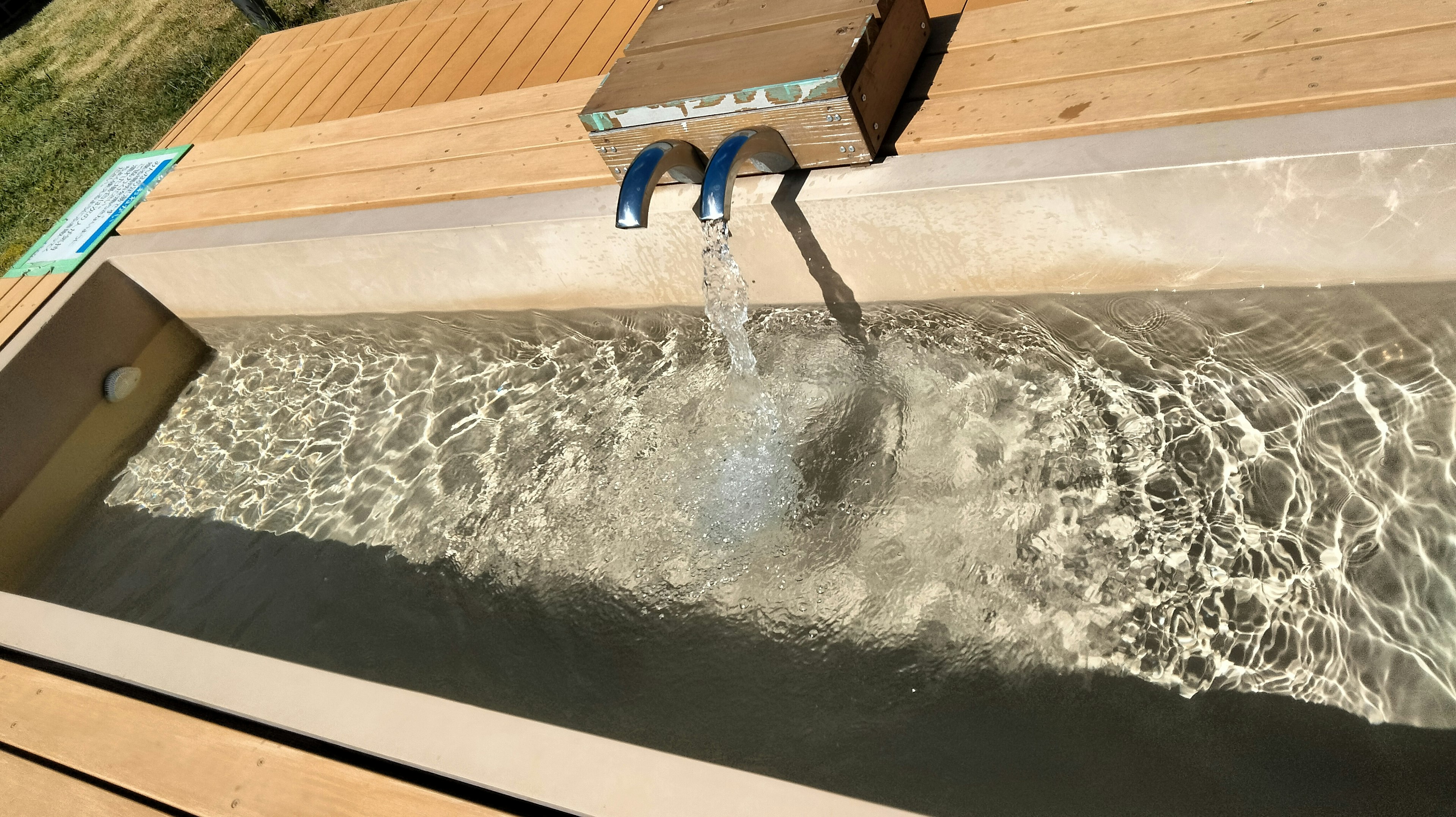 Wassertank mit Wasserfluss Holzplattform