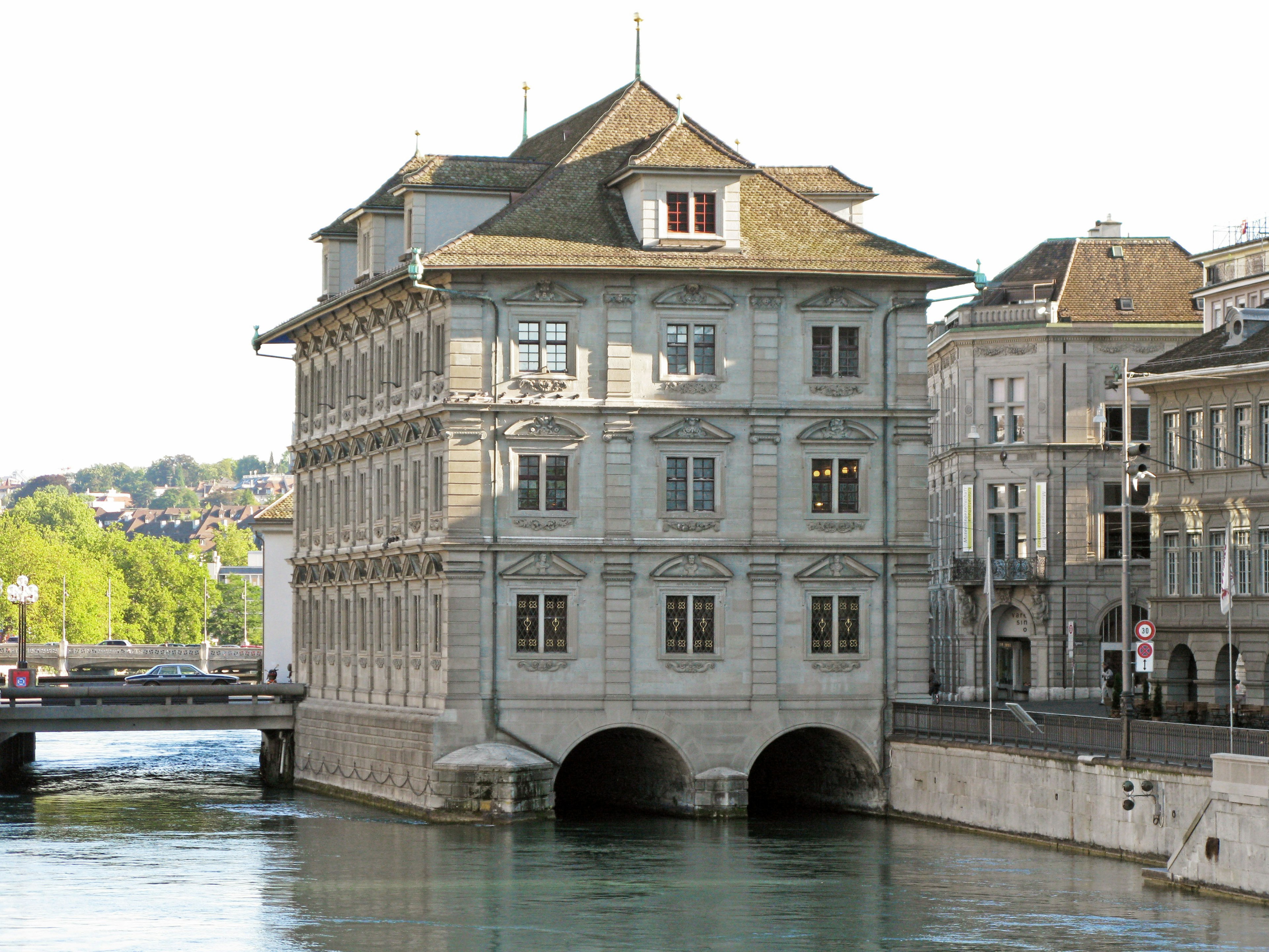 Edificio histórico junto al río con arquitectura única