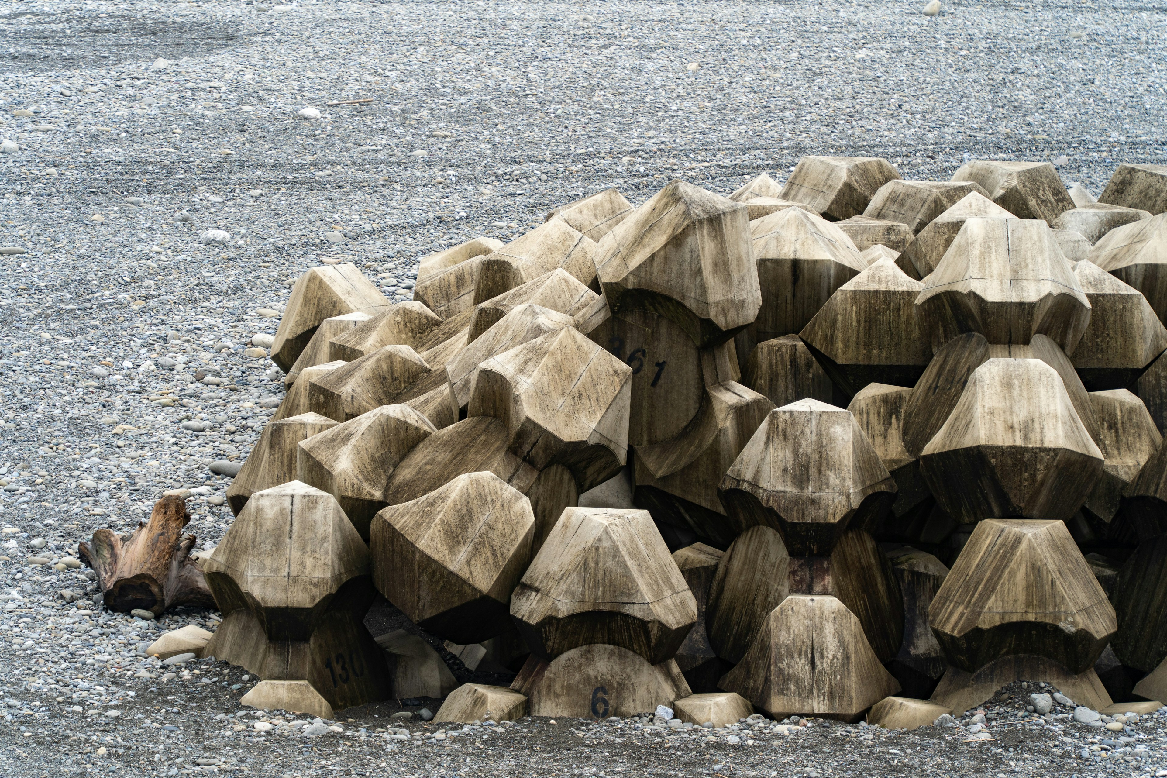 Imagen de bloques de madera hexagonales apilados