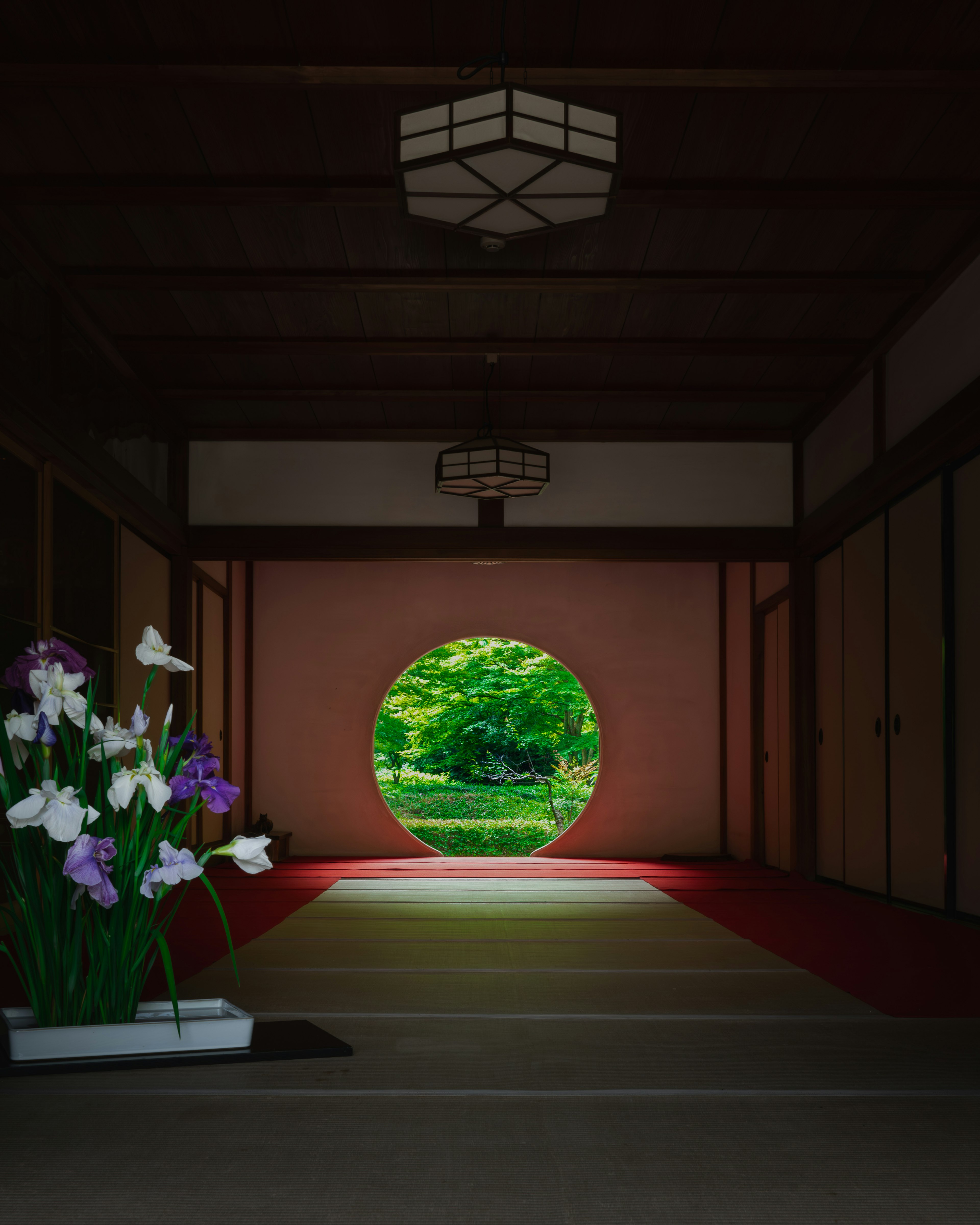 Traditionelles japanisches Interieur mit Blumen und einem runden Fenster