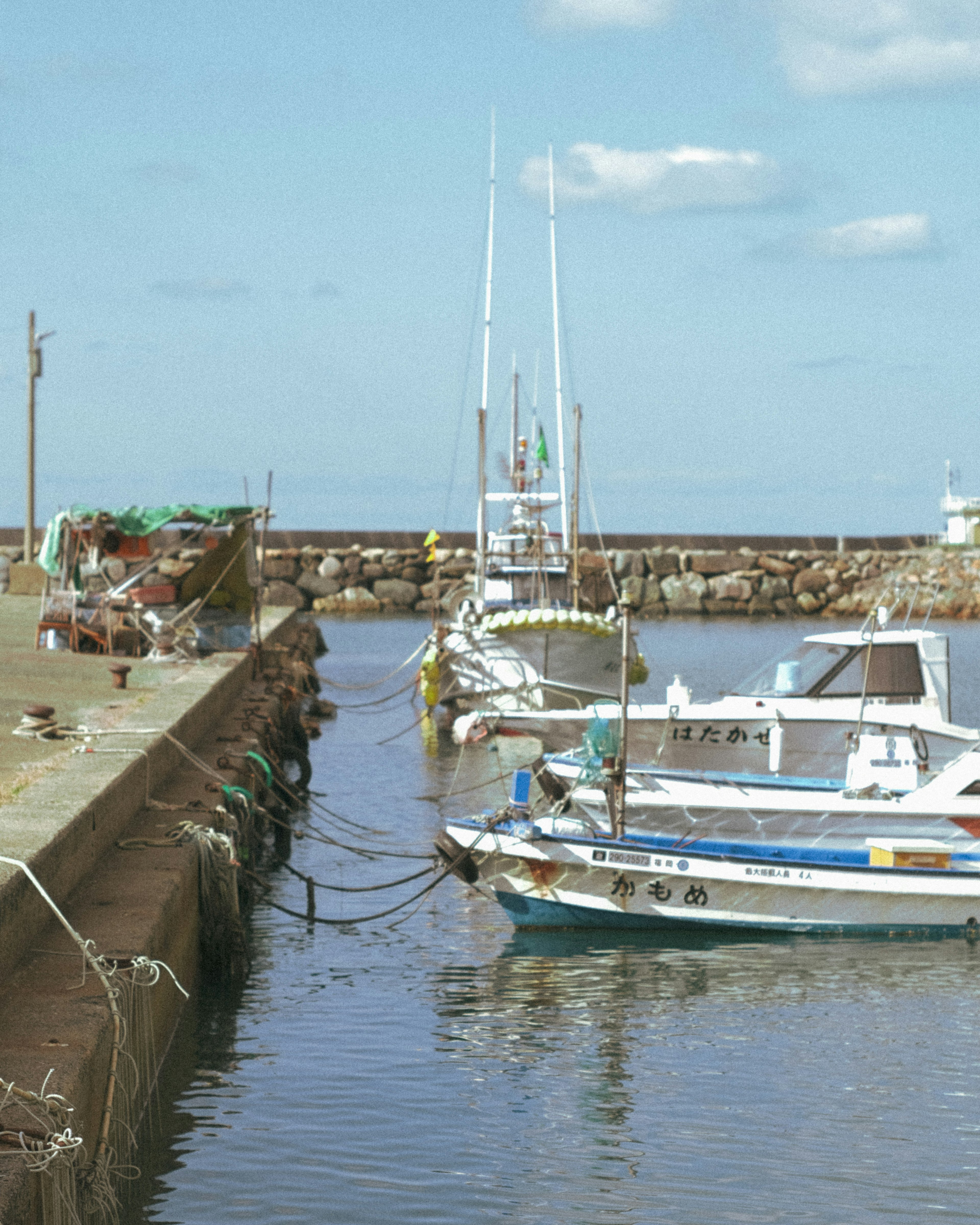 Fischerboote im Hafen mit ruhigem Wasser