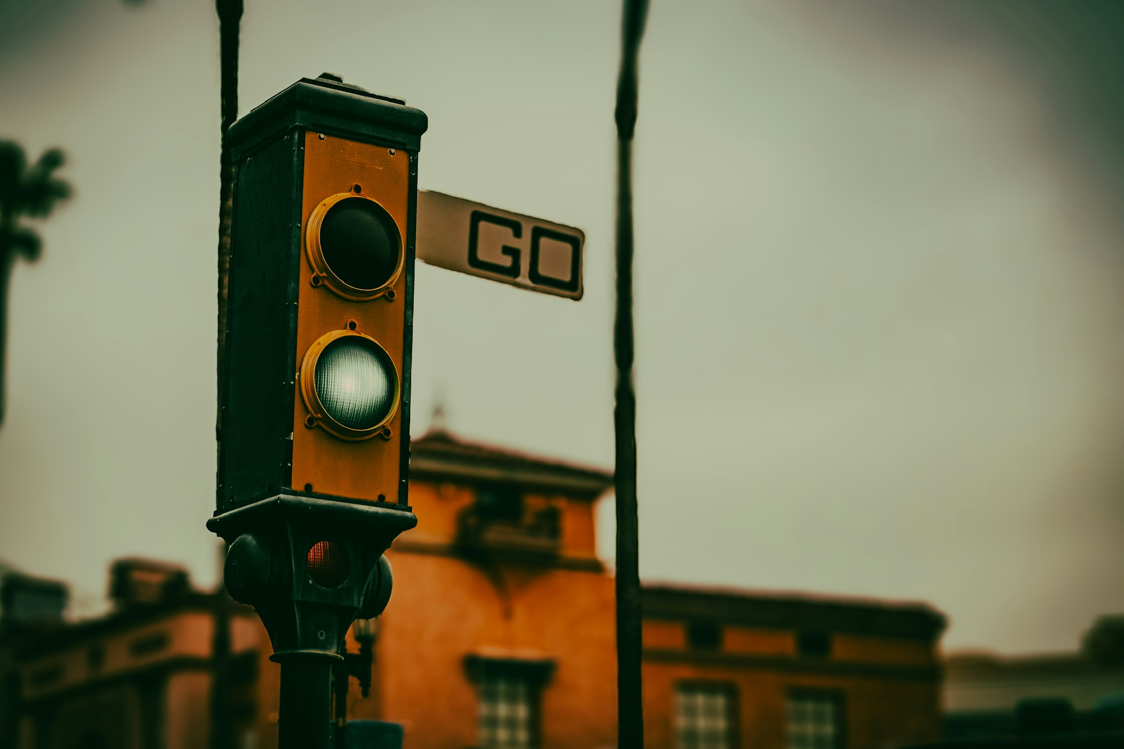 Semáforo con luz verde iluminada y un letrero que dice GO encima