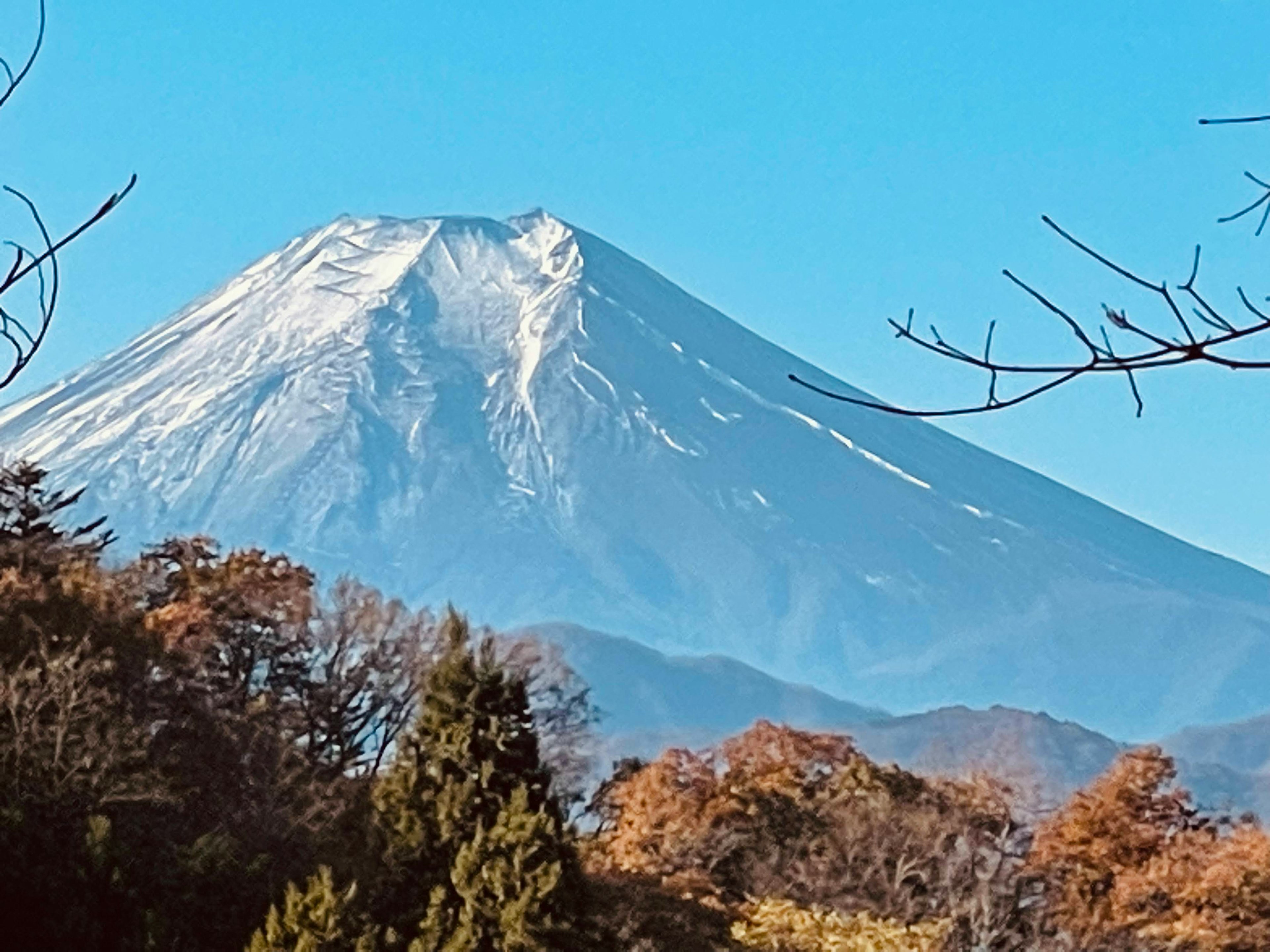 雪をかぶった富士山の美しい風景青空の下で