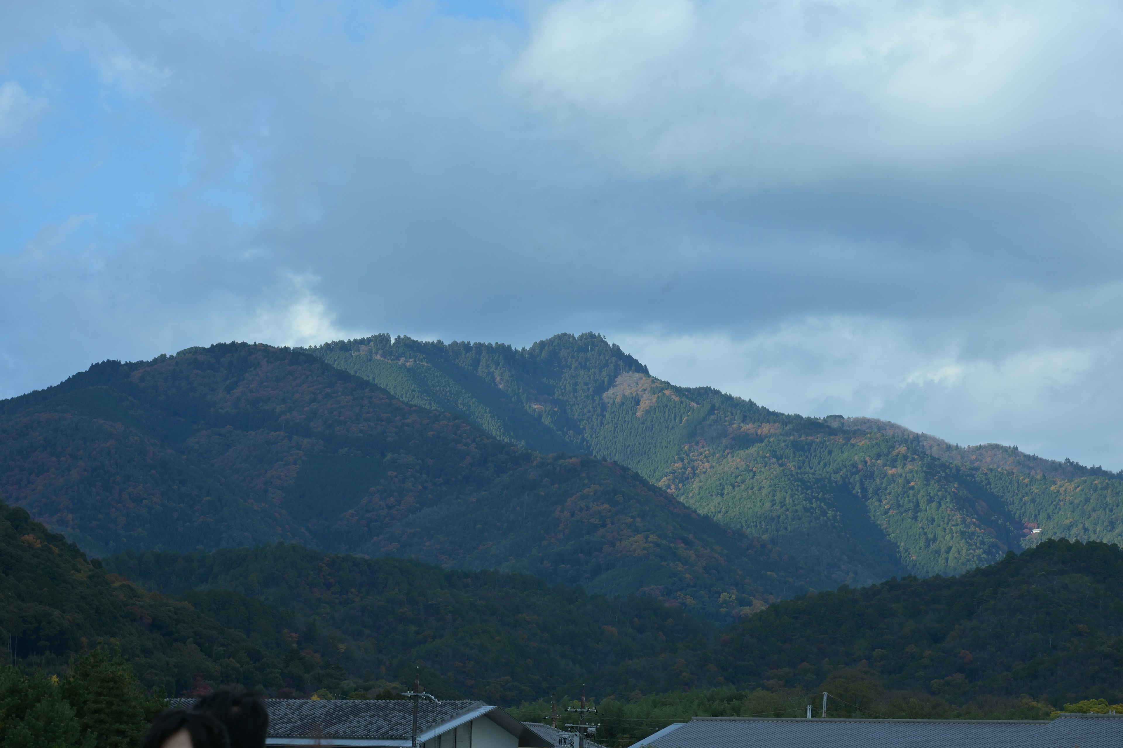 山々が広がる風景と雲のある空