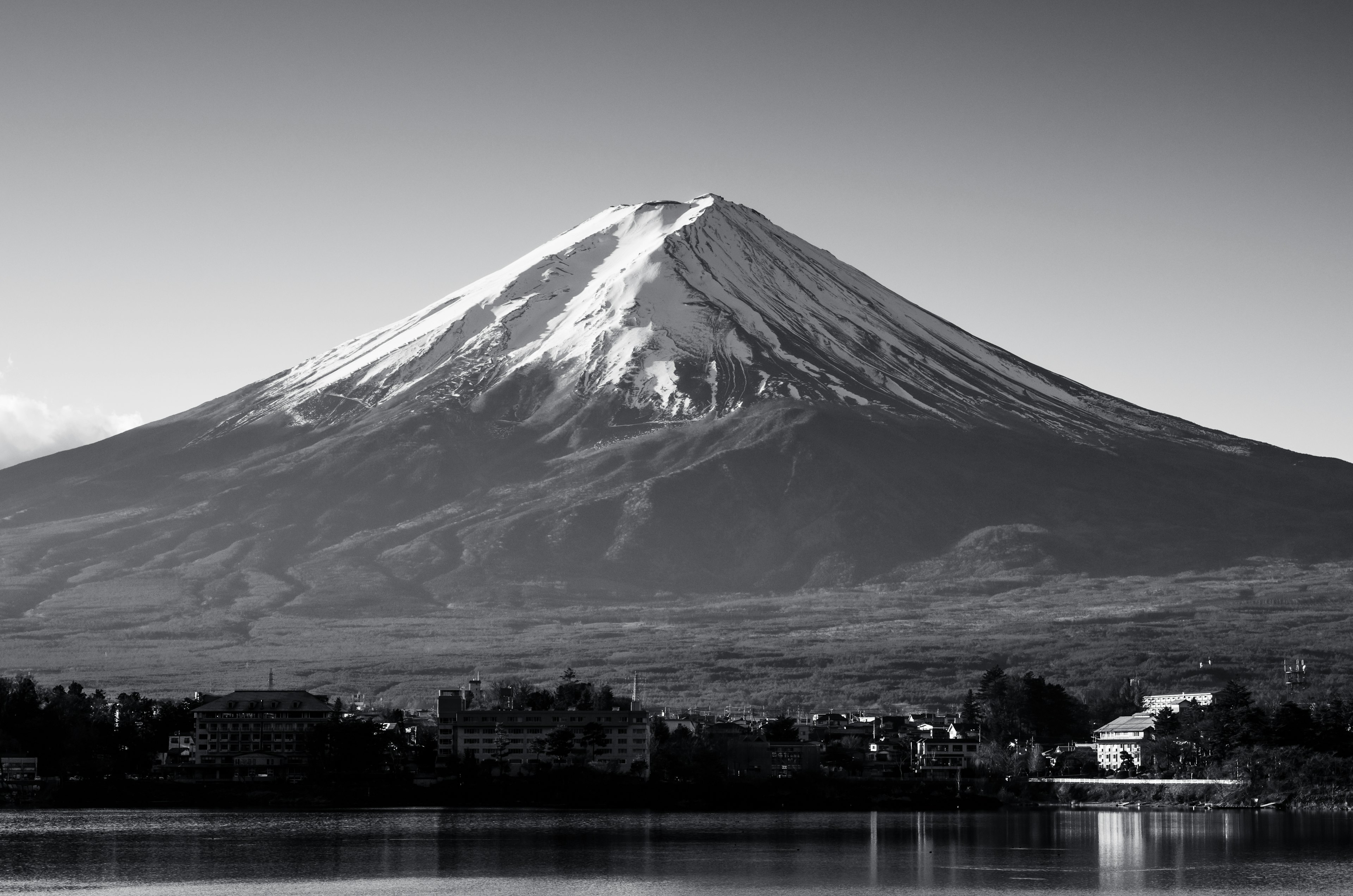 雪をかぶった富士山のモノクロ写真