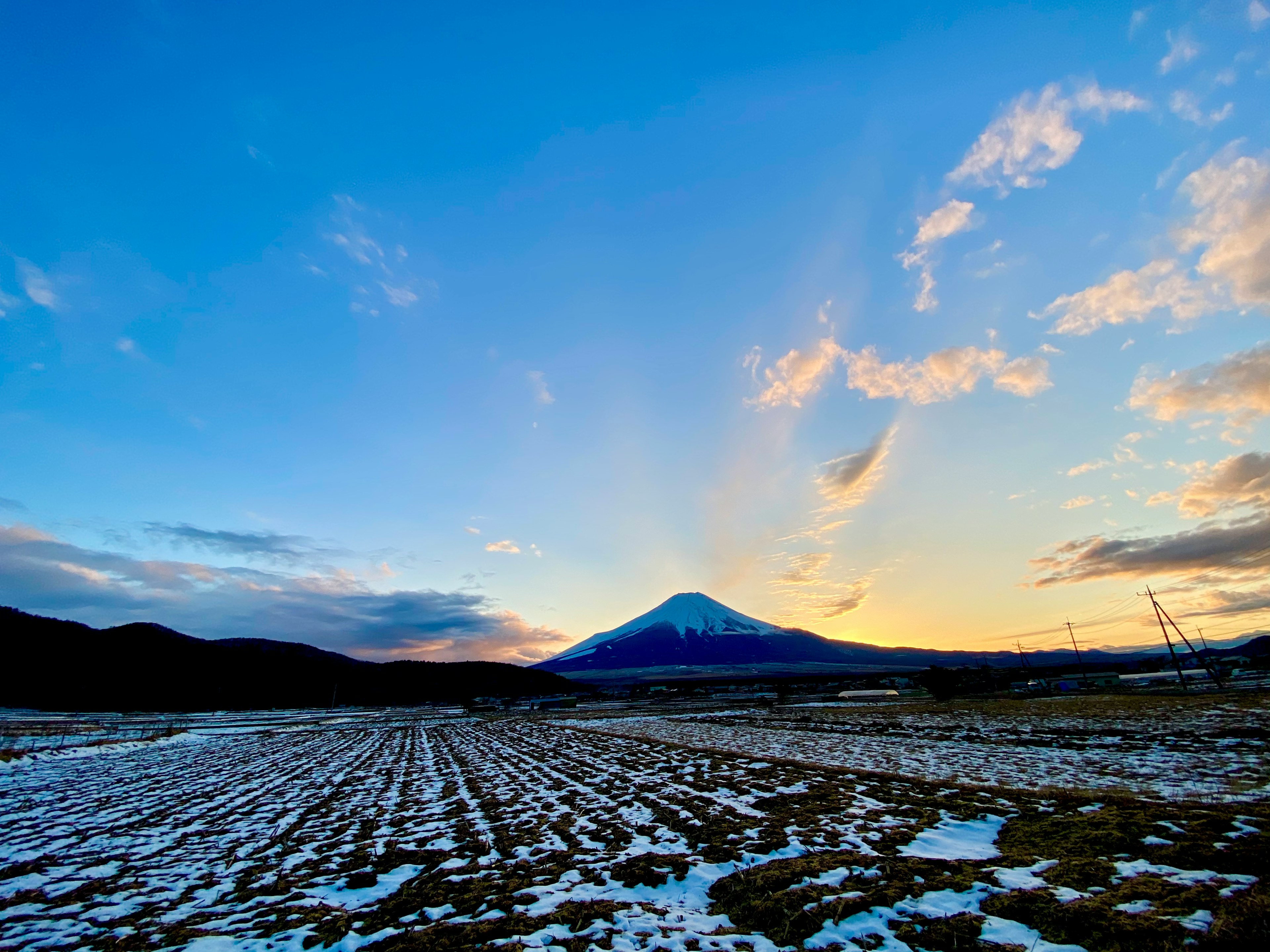 雪に覆われた田畑と富士山の美しい夕焼けの風景