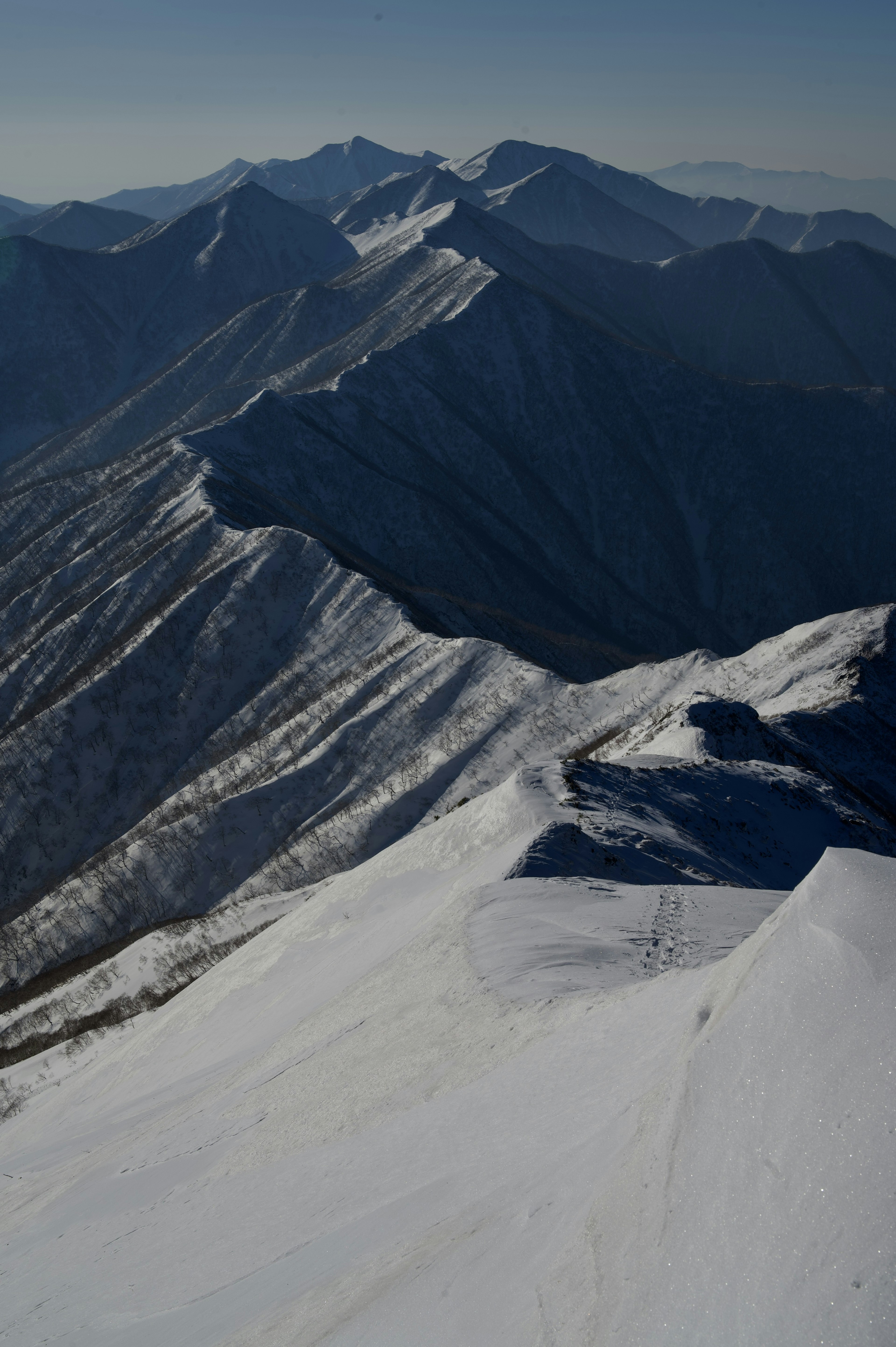 Paysage de montagnes enneigées avec des sommets escarpés