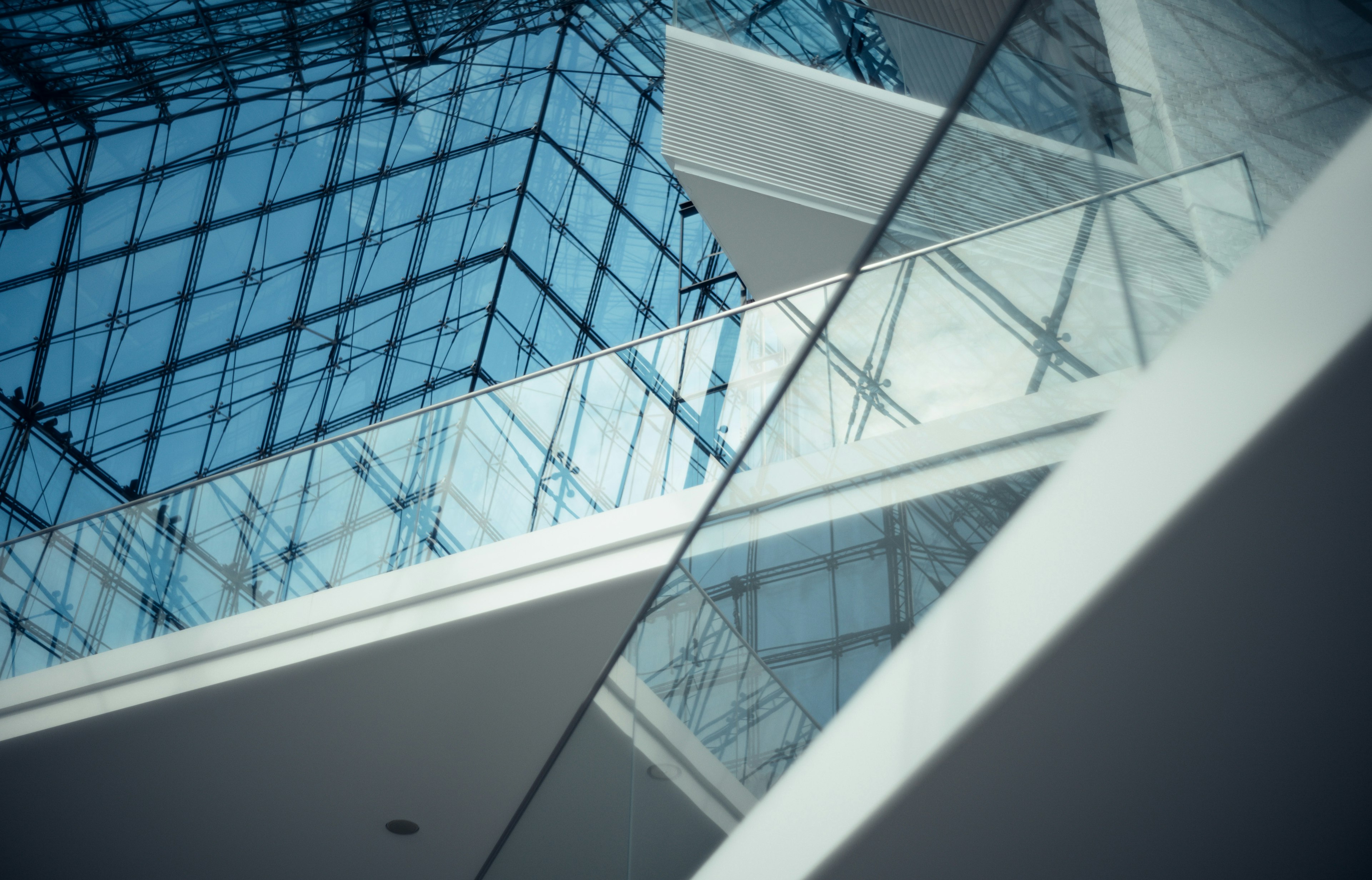 Intérieur architectural moderne avec plafond en verre et escaliers