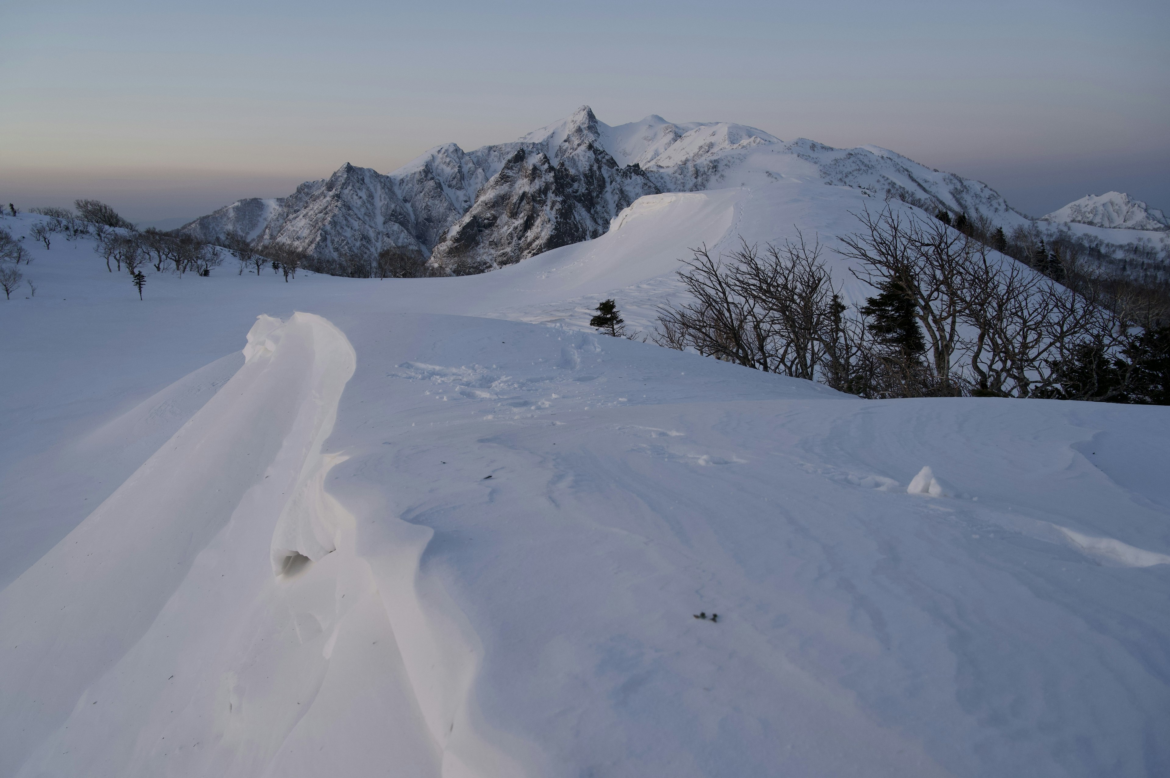 Verschneite Berge mit einer ruhigen Landschaft